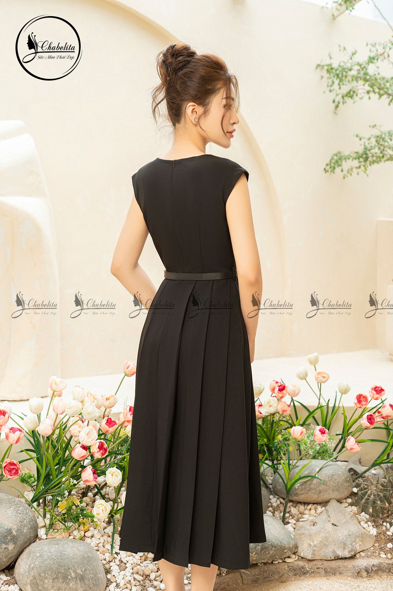 Đầm sát nách xếp ly màu đen