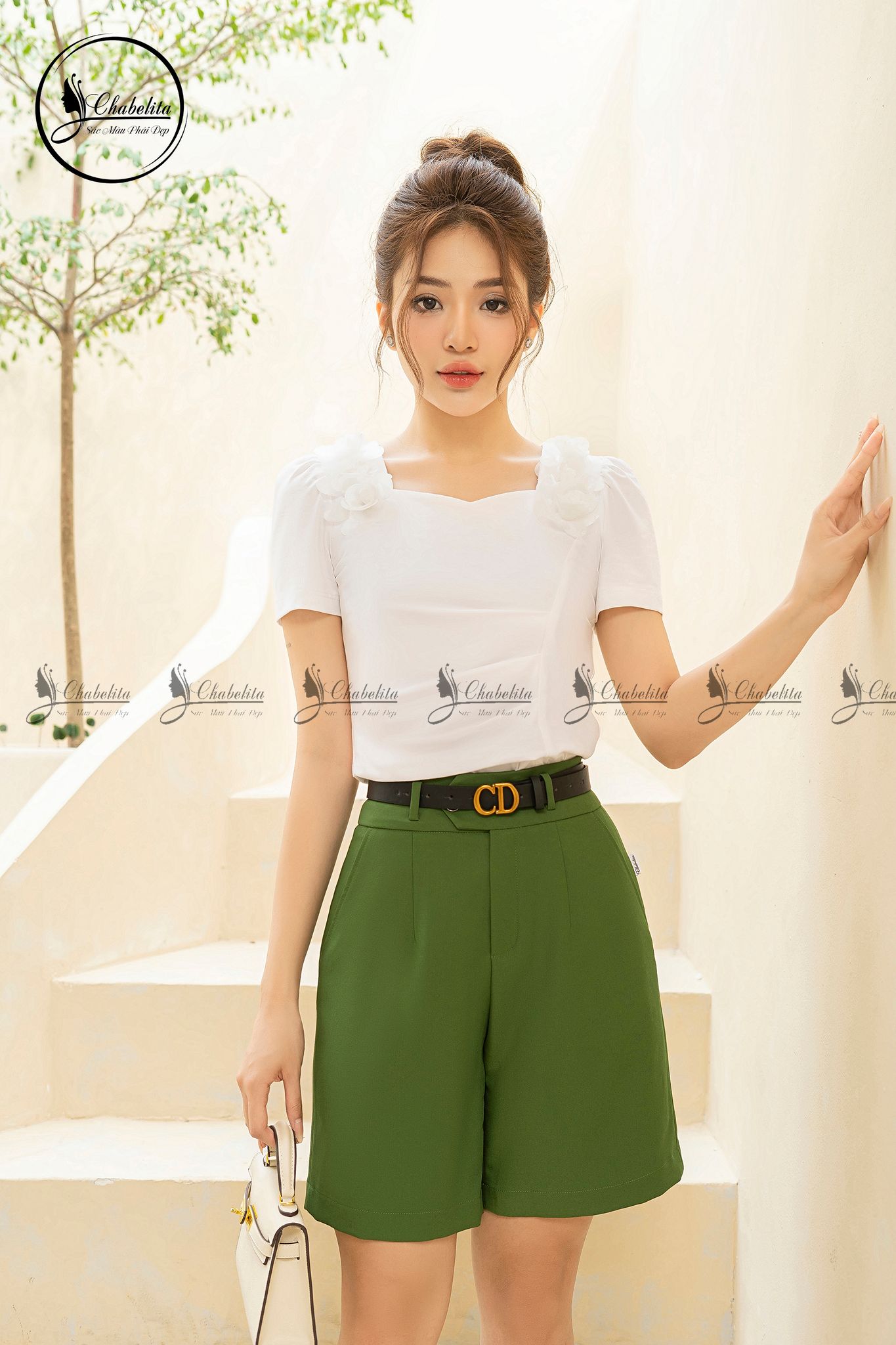 Áo thun cổ thuyền đính hoa 2 bên màu trắng