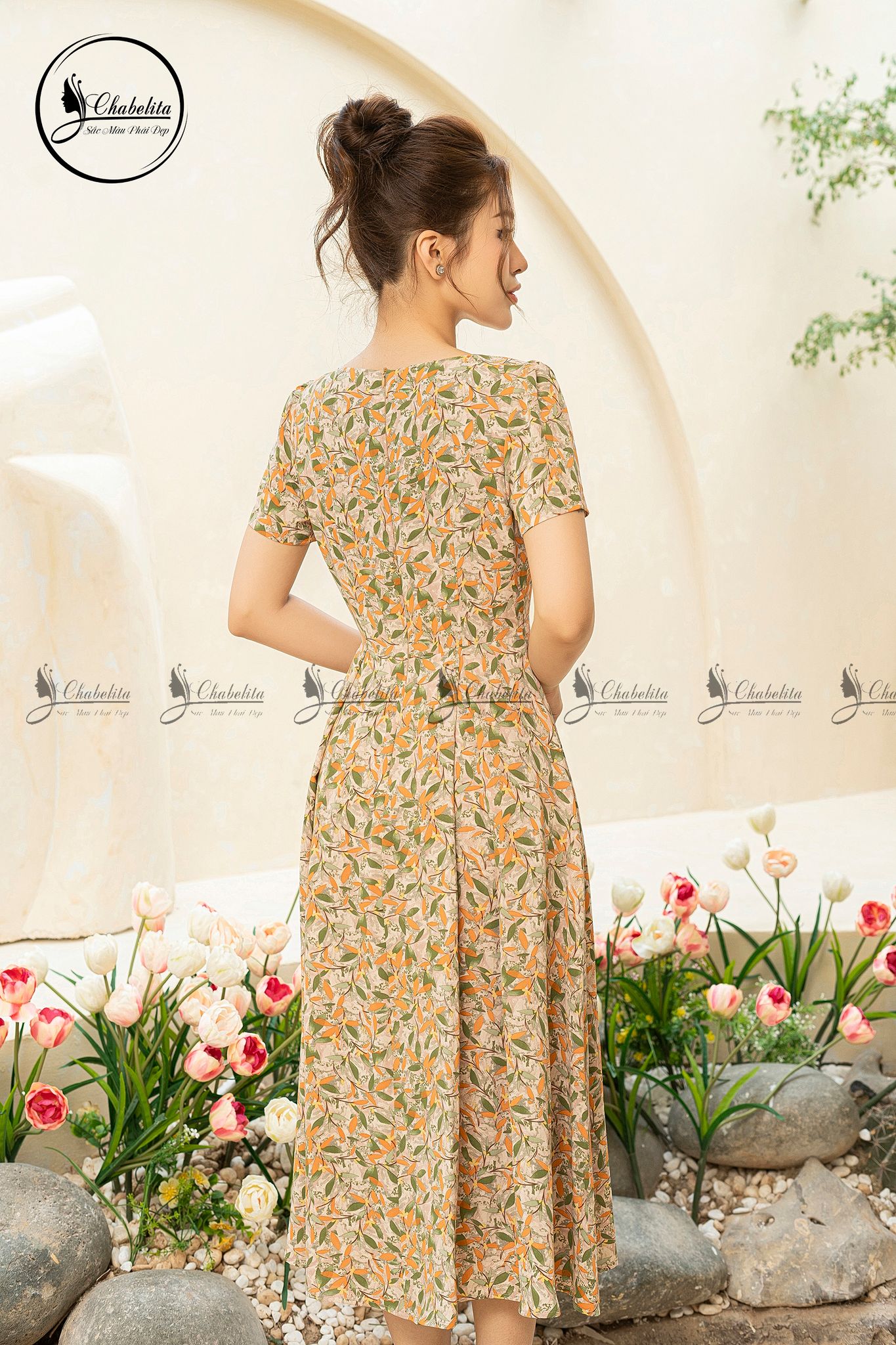 Đầm hoa vàng cổ vuông đính hoa ngực