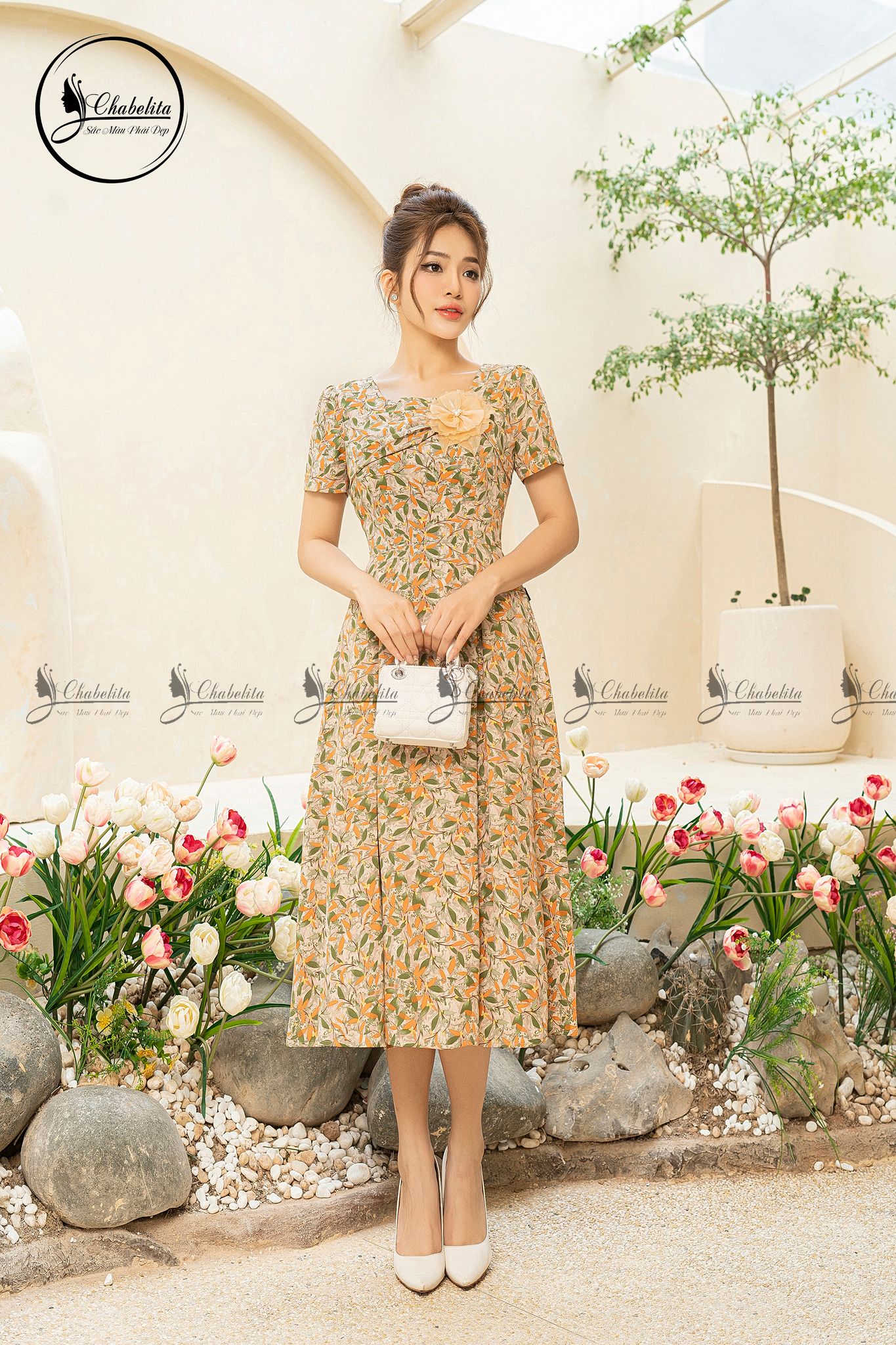 Đầm hoa vàng cổ vuông đính hoa ngực