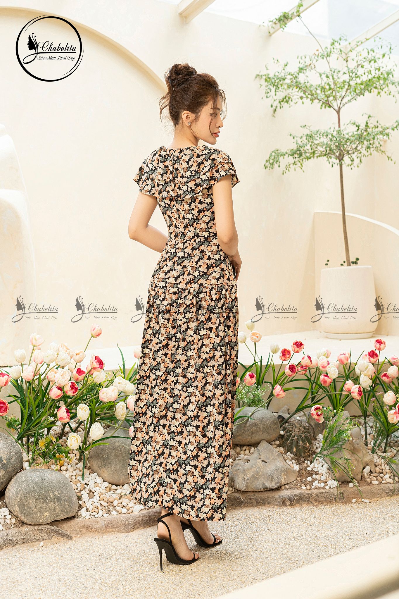 Đầm hoa sát nách đính hoa ngực màu đen