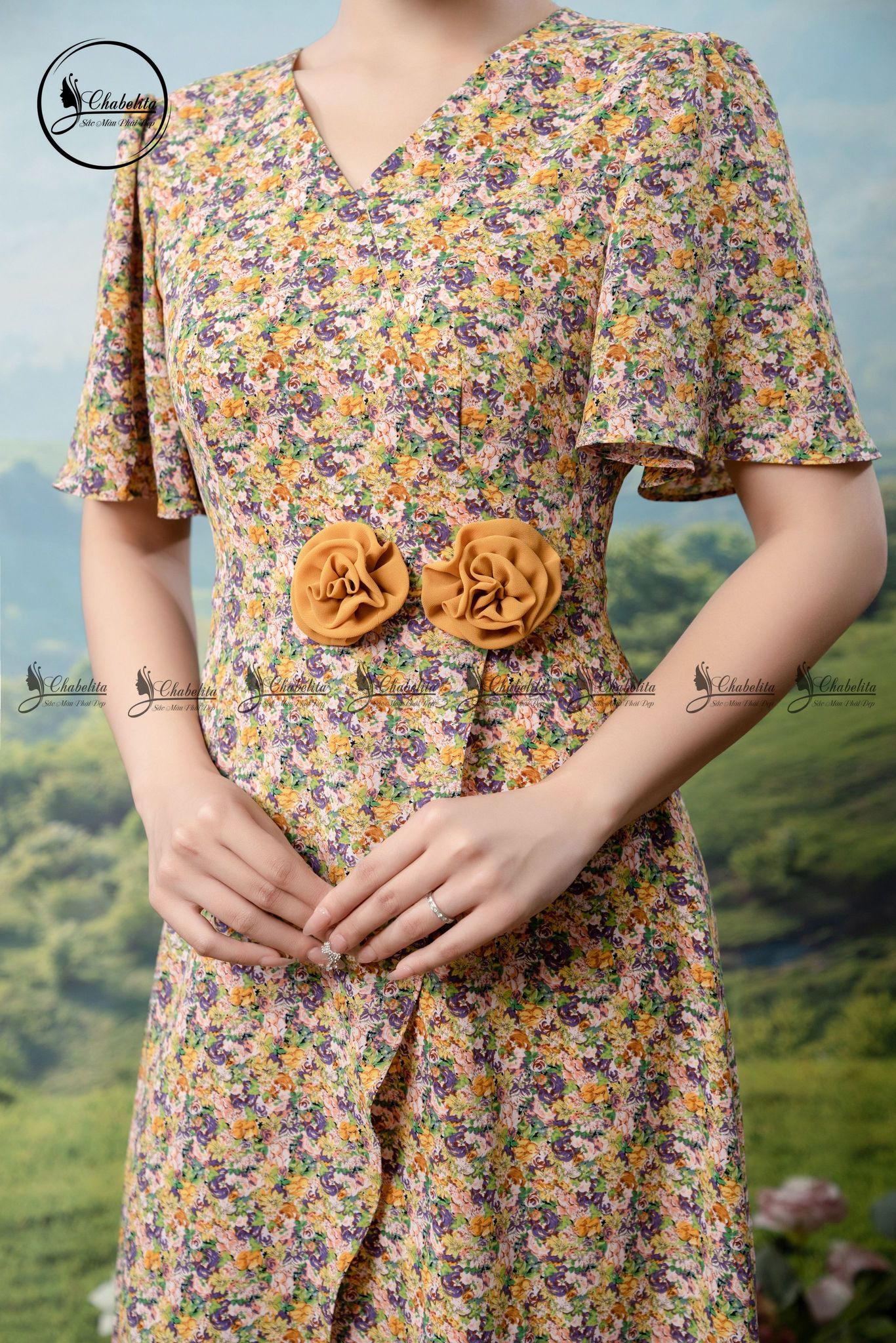 Đầm hoa xòe cổ tim tay lỡ đính hoa eo màu vàng