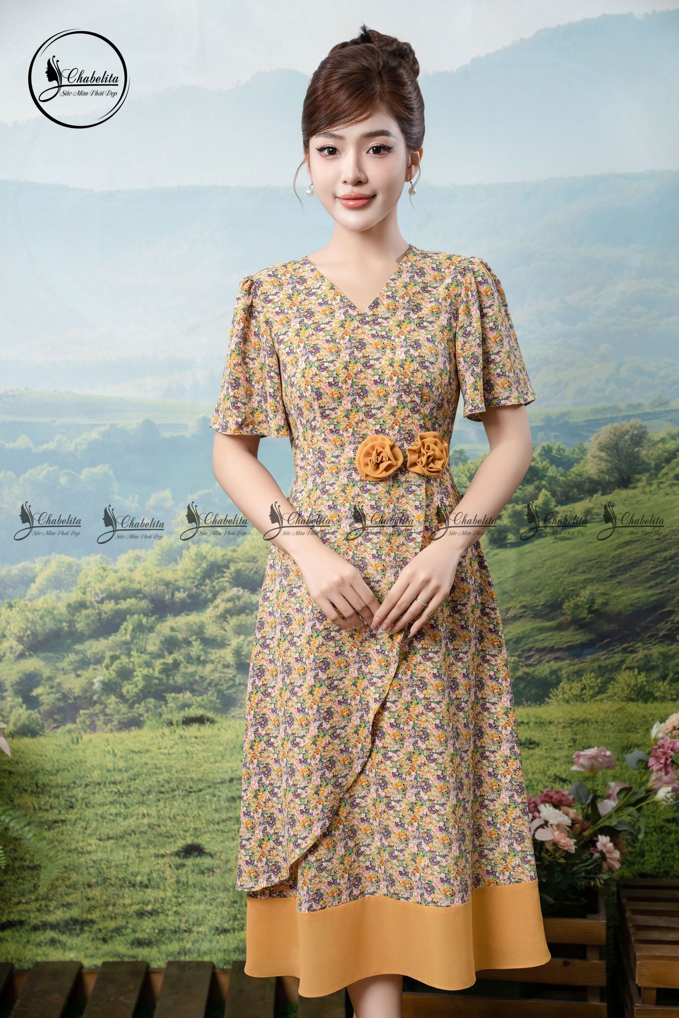 Đầm hoa xòe cổ tim tay lỡ đính hoa eo màu vàng