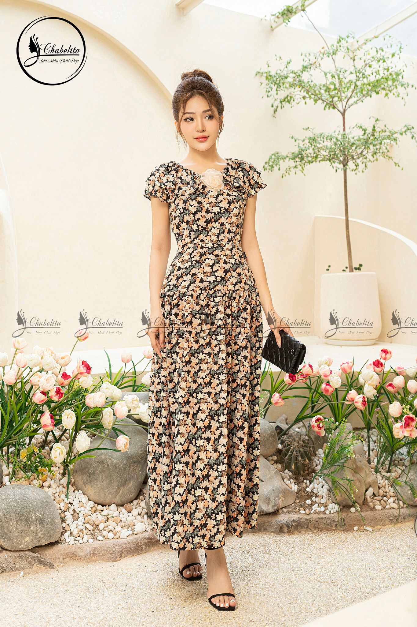 Đầm hoa sát nách đính hoa ngực màu đen