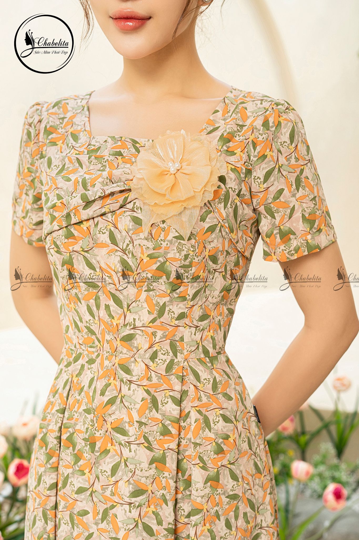 Đầm hoa vàng cổ vuông đính hoa ngực