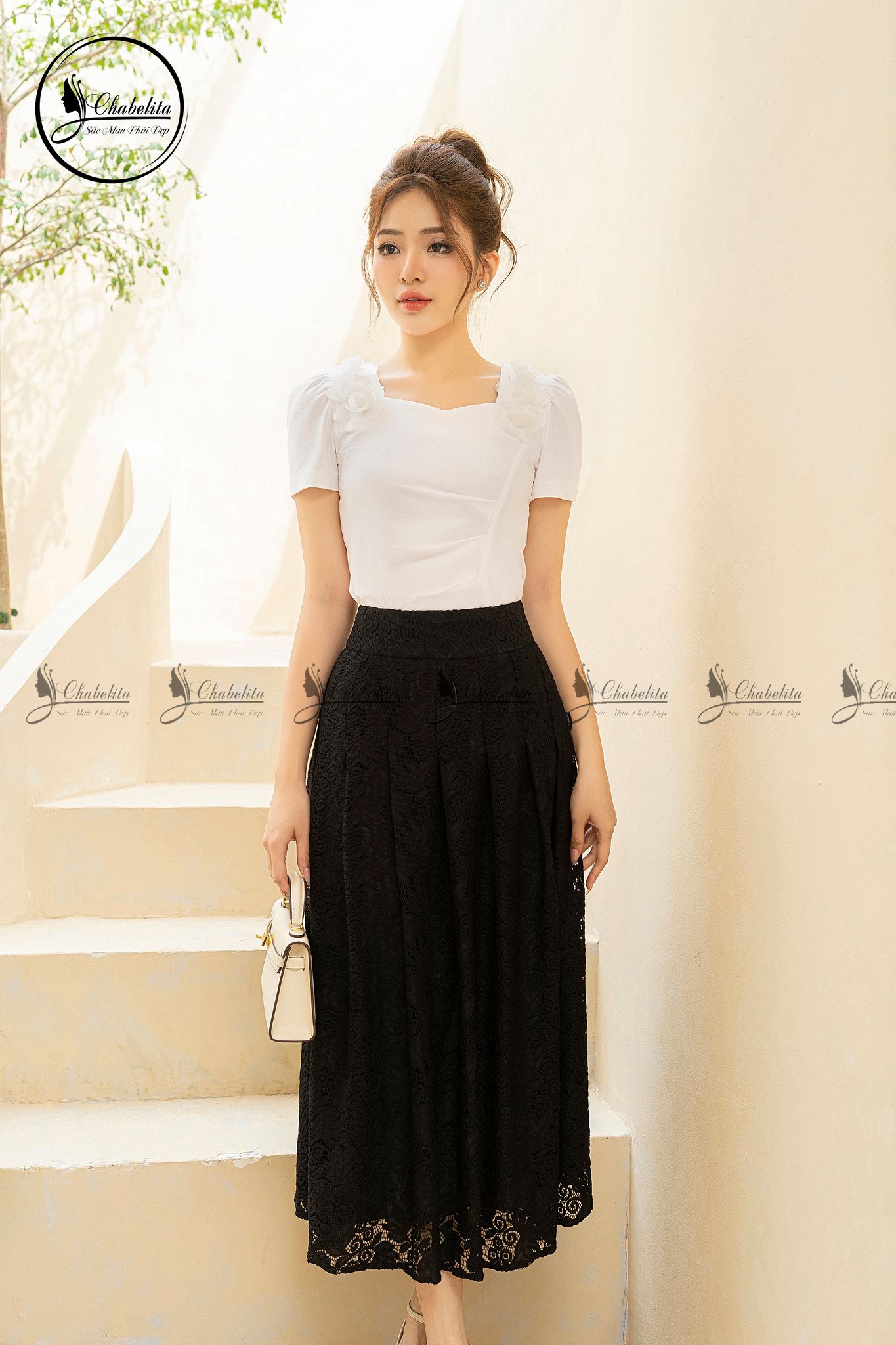 Áo thun cổ thuyền đính hoa 2 bên màu trắng