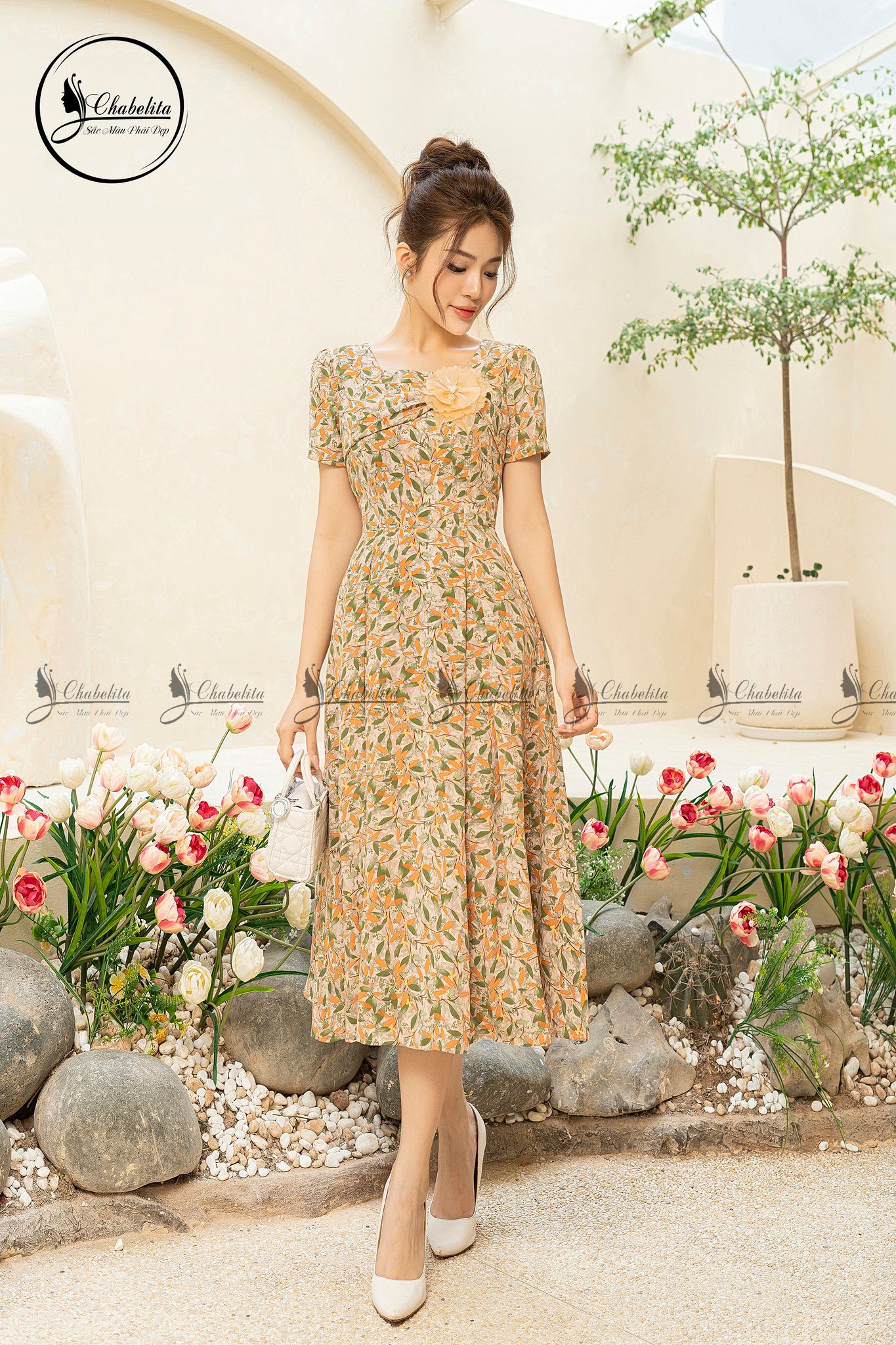 Đầm hoa vàng cổ vuông đính hoa ngực