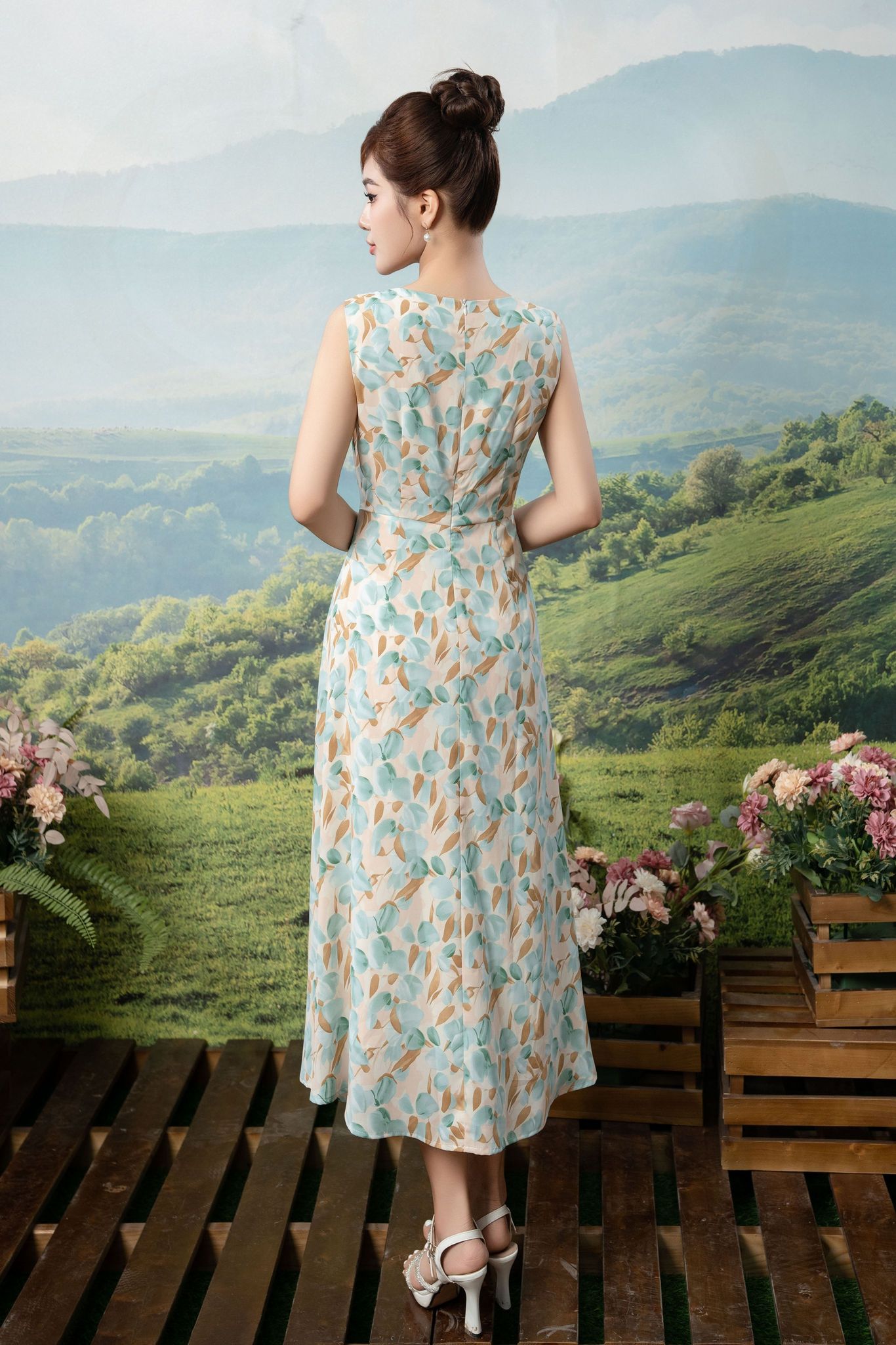 Đầm hoa xòe sát nách cổ tròn màu xanh