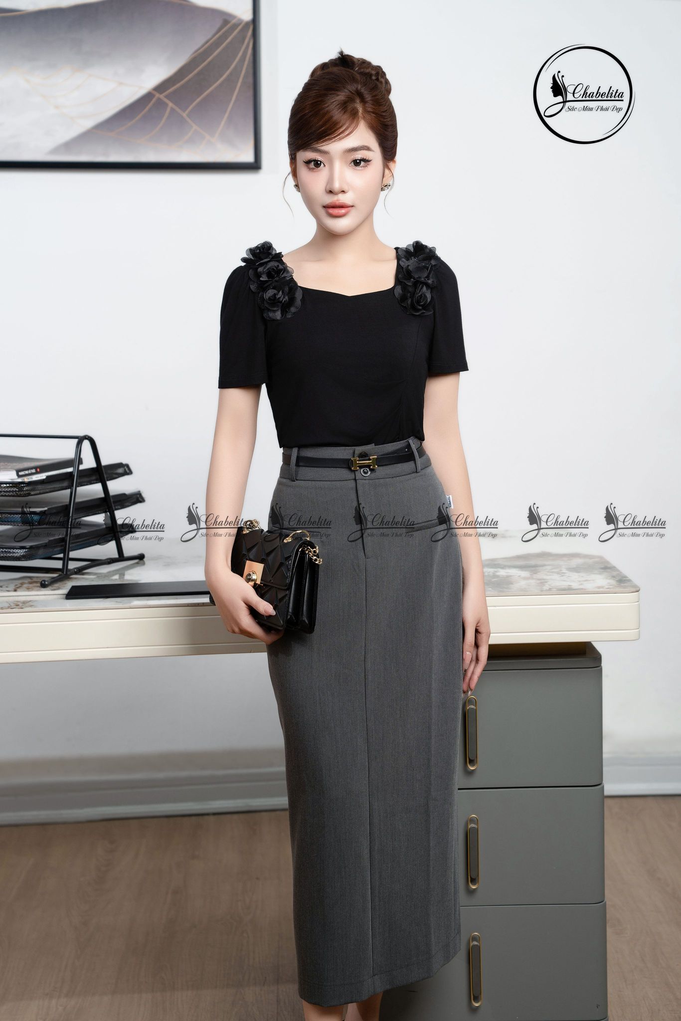 Áo thun cổ thuyền đính hoa 2 bên màu đen