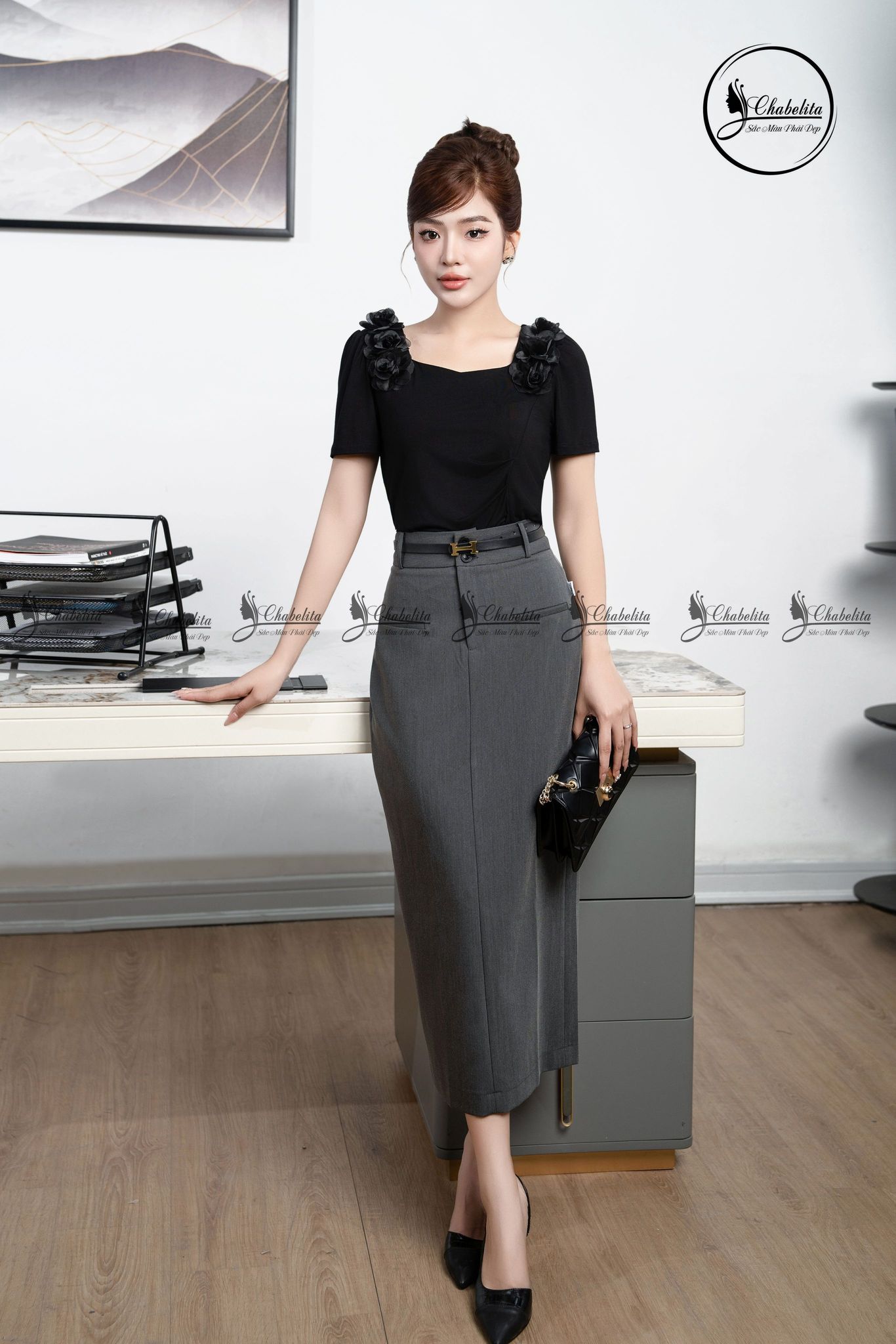 Áo thun cổ thuyền đính hoa 2 bên màu đen