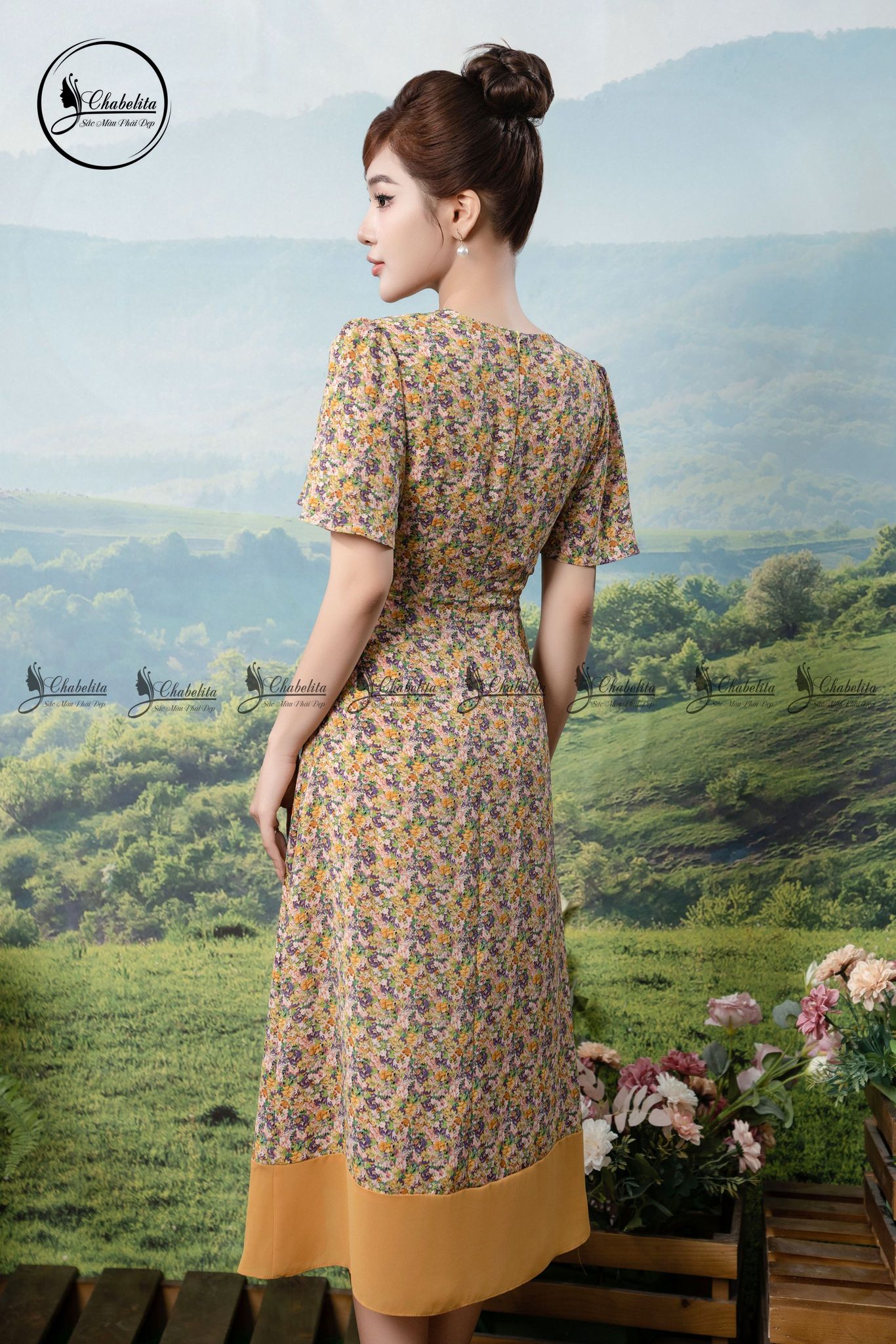 Đầm hoa xòe cổ tim tay lỡ đính hoa eo màu vàng