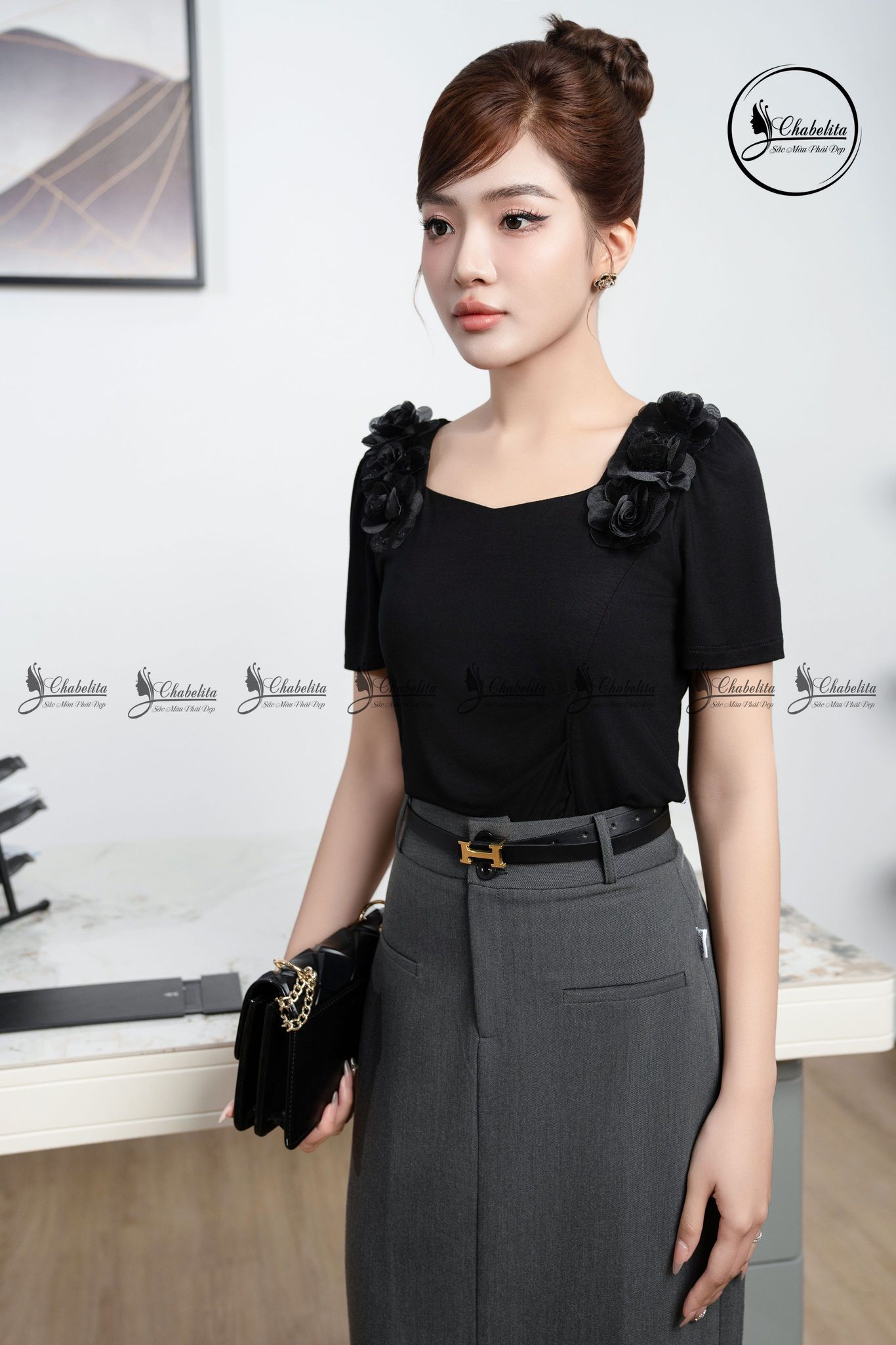 Áo thun cổ thuyền đính hoa 2 bên màu đen