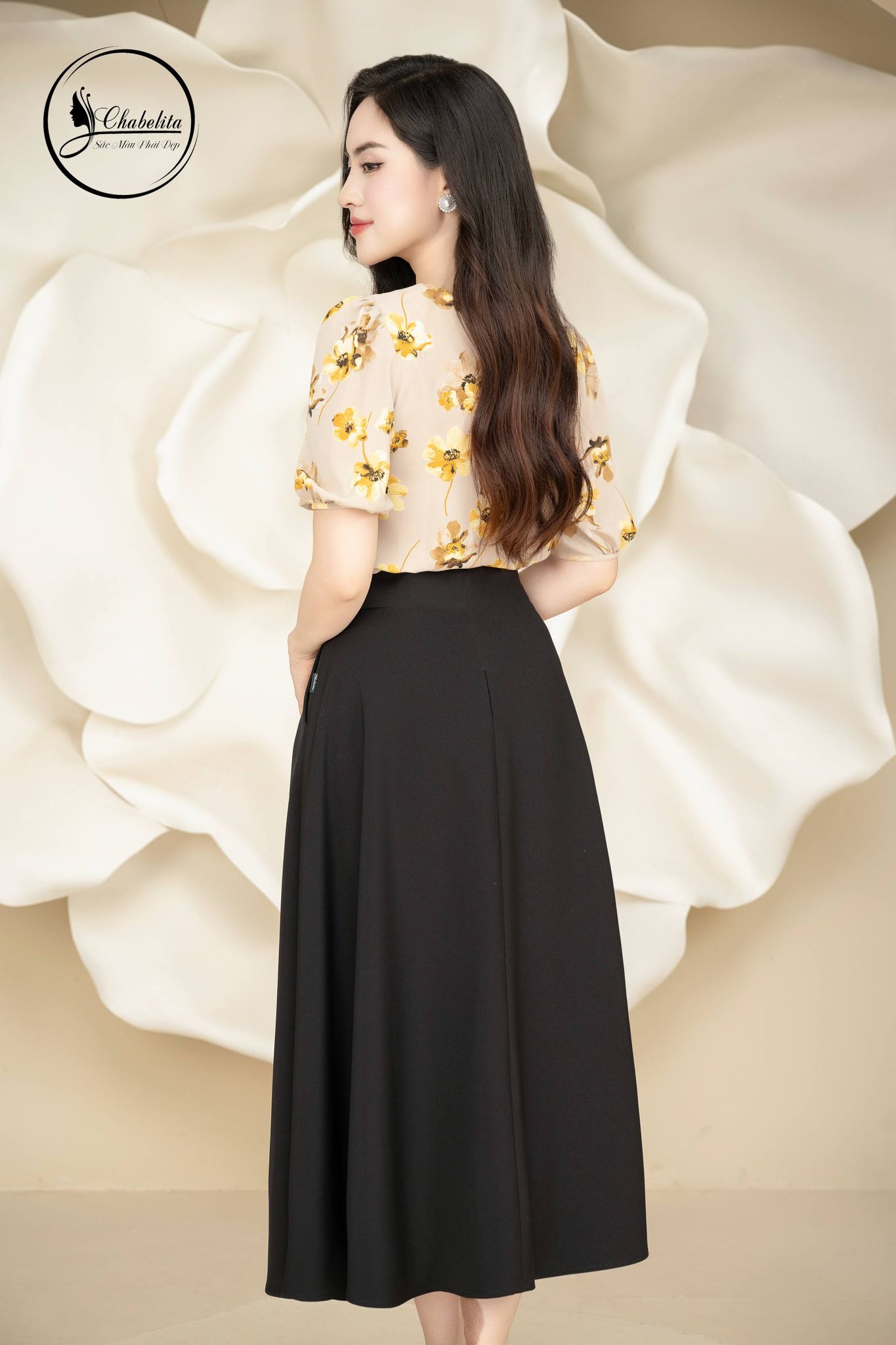 Chân váy xòe dáng dài cạp đính khuy màu đen