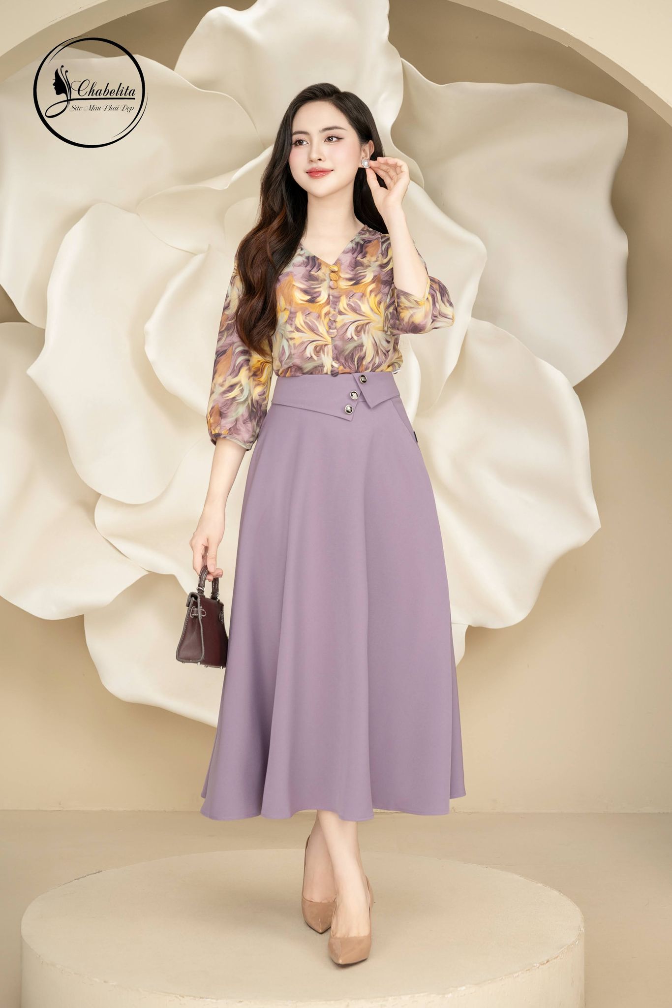 Áo sơ mi họa tiết cổ tim tay lỡ màu vàng