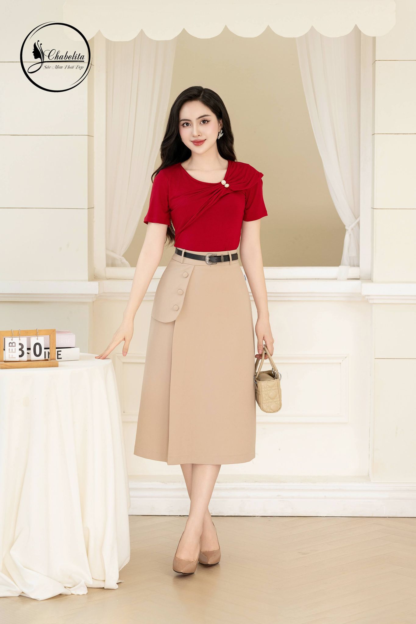 Áo thun cổ tròn cách điệu màu đỏ