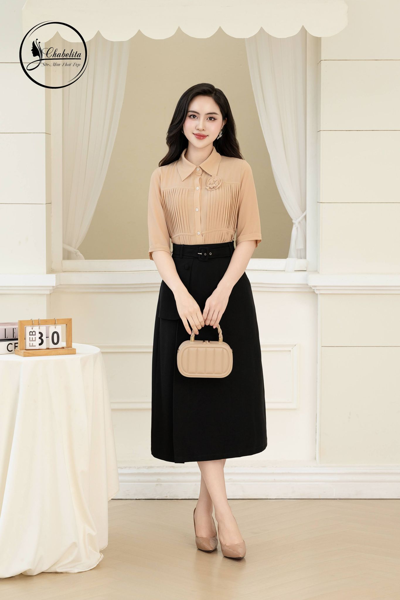 Áo sơ mi xếp ly trước cổ nhọn màu be