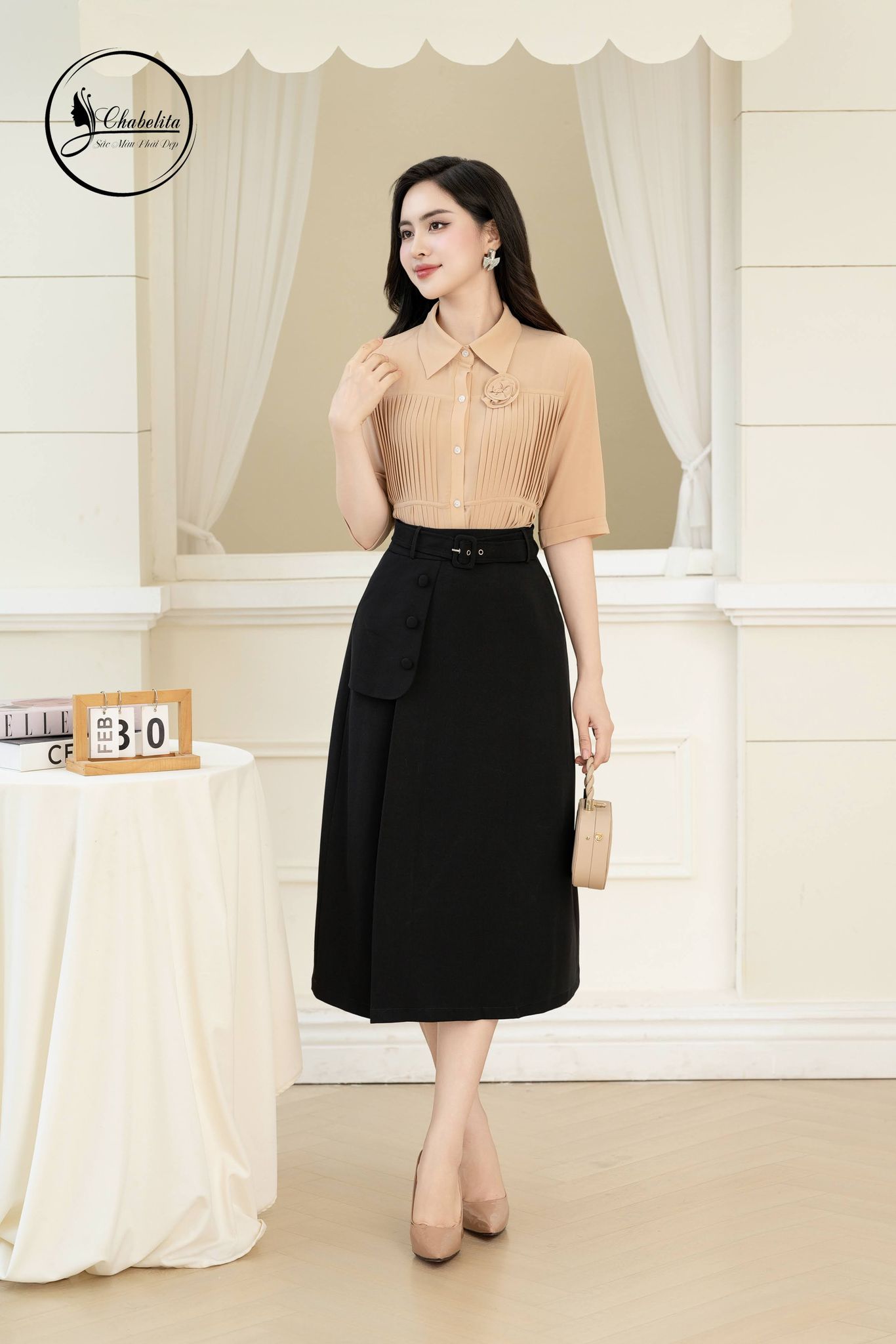 Áo sơ mi xếp ly trước cổ nhọn màu be