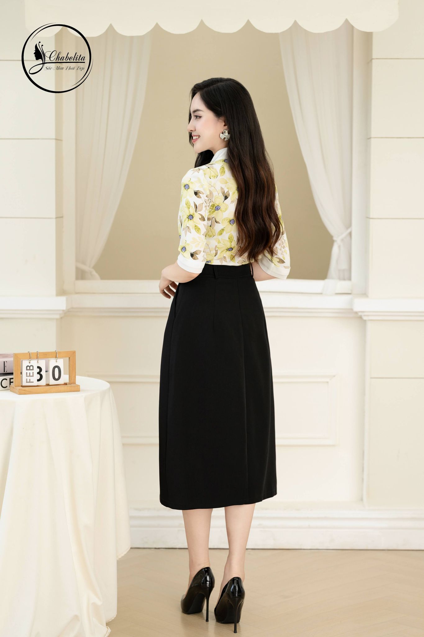 Chân váy xòe có dây đai màu đen