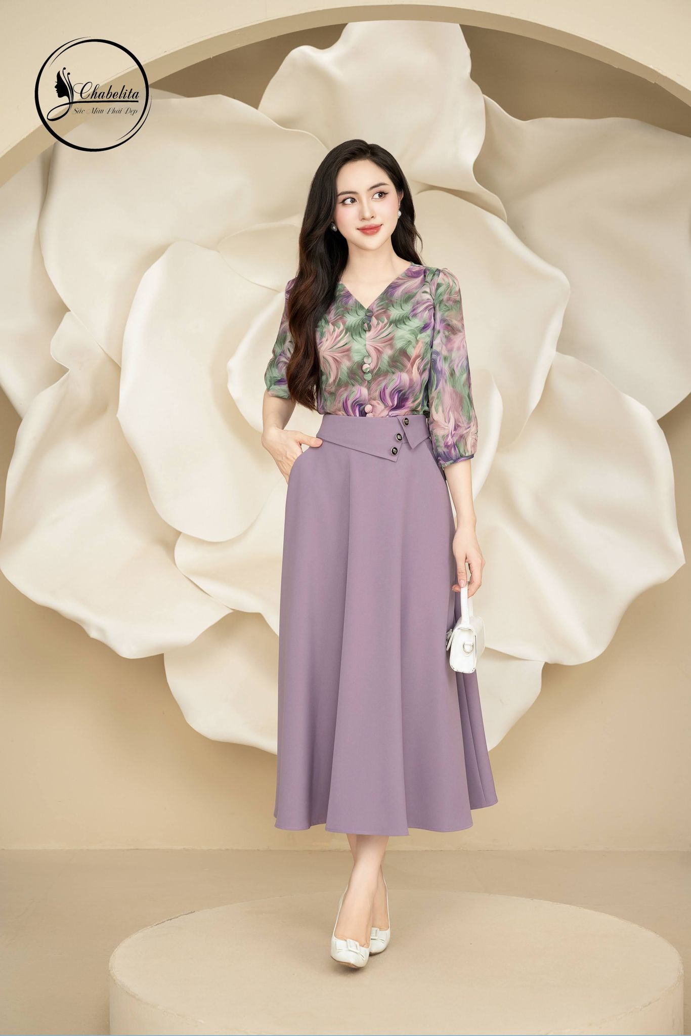 Áo sơ mi họa tiết cổ tim tay lỡ màu tím