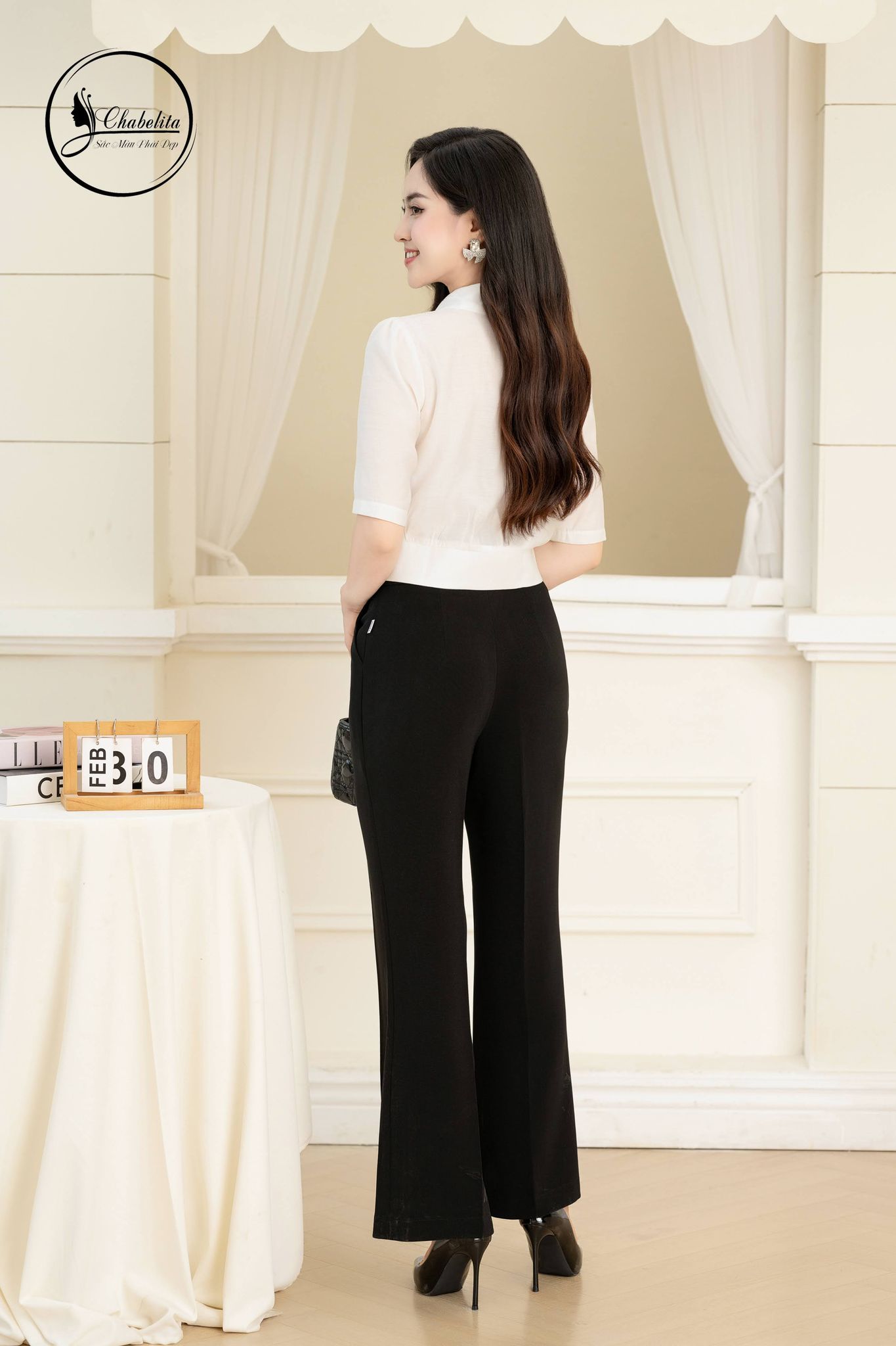 Áo sơ mi xếp ly bèo ngực màu trắng