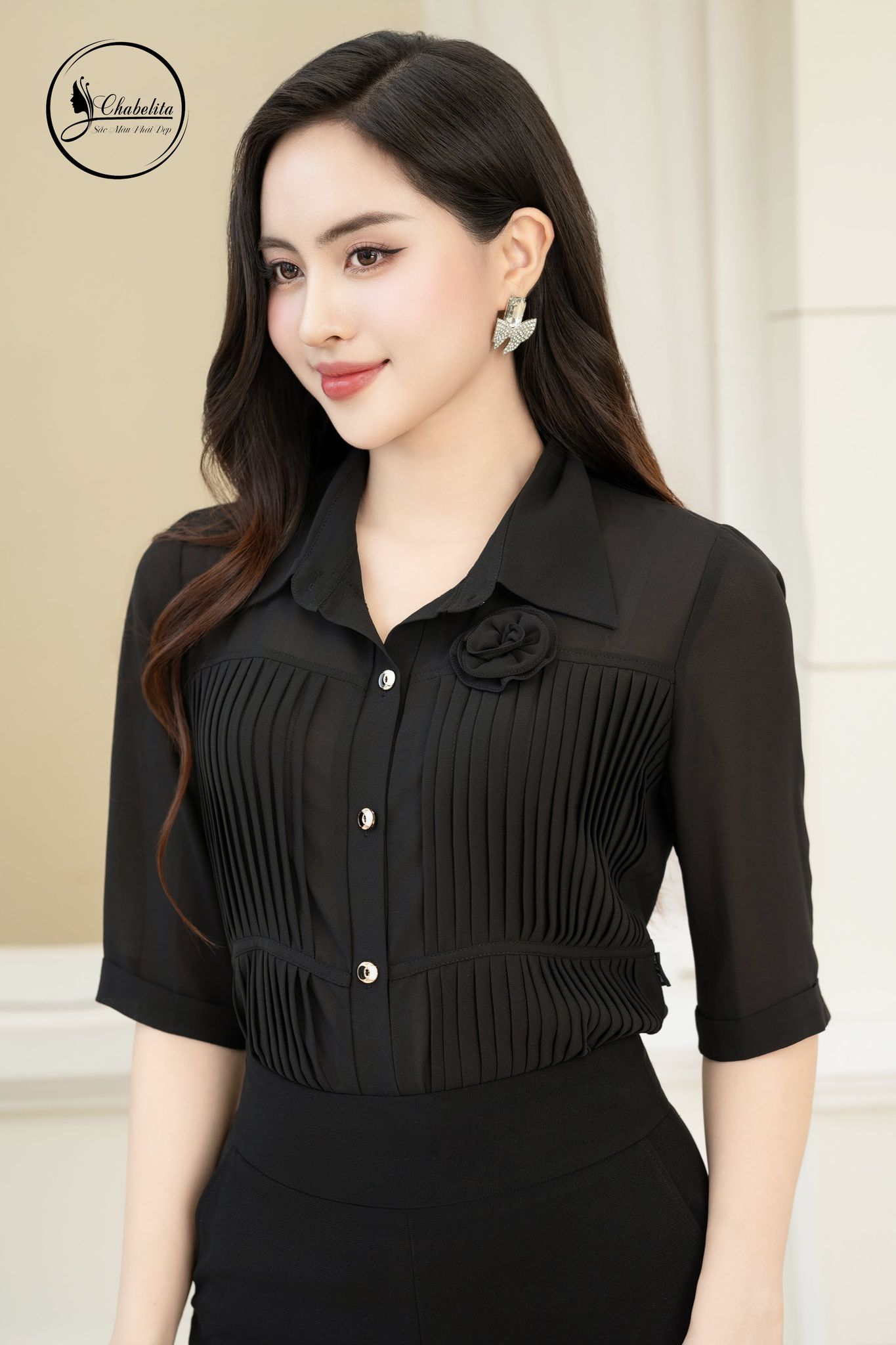 Áo sơ mi xếp ly trước cổ nhọn màu đen