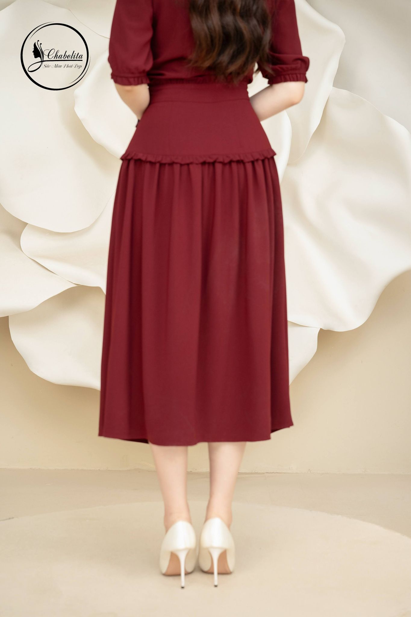 Chân váy dài dáng xòe cạp cao màu đỏ