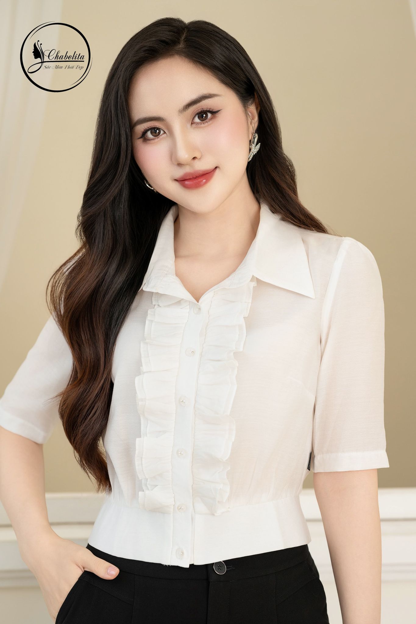 Áo sơ mi xếp ly bèo ngực màu trắng