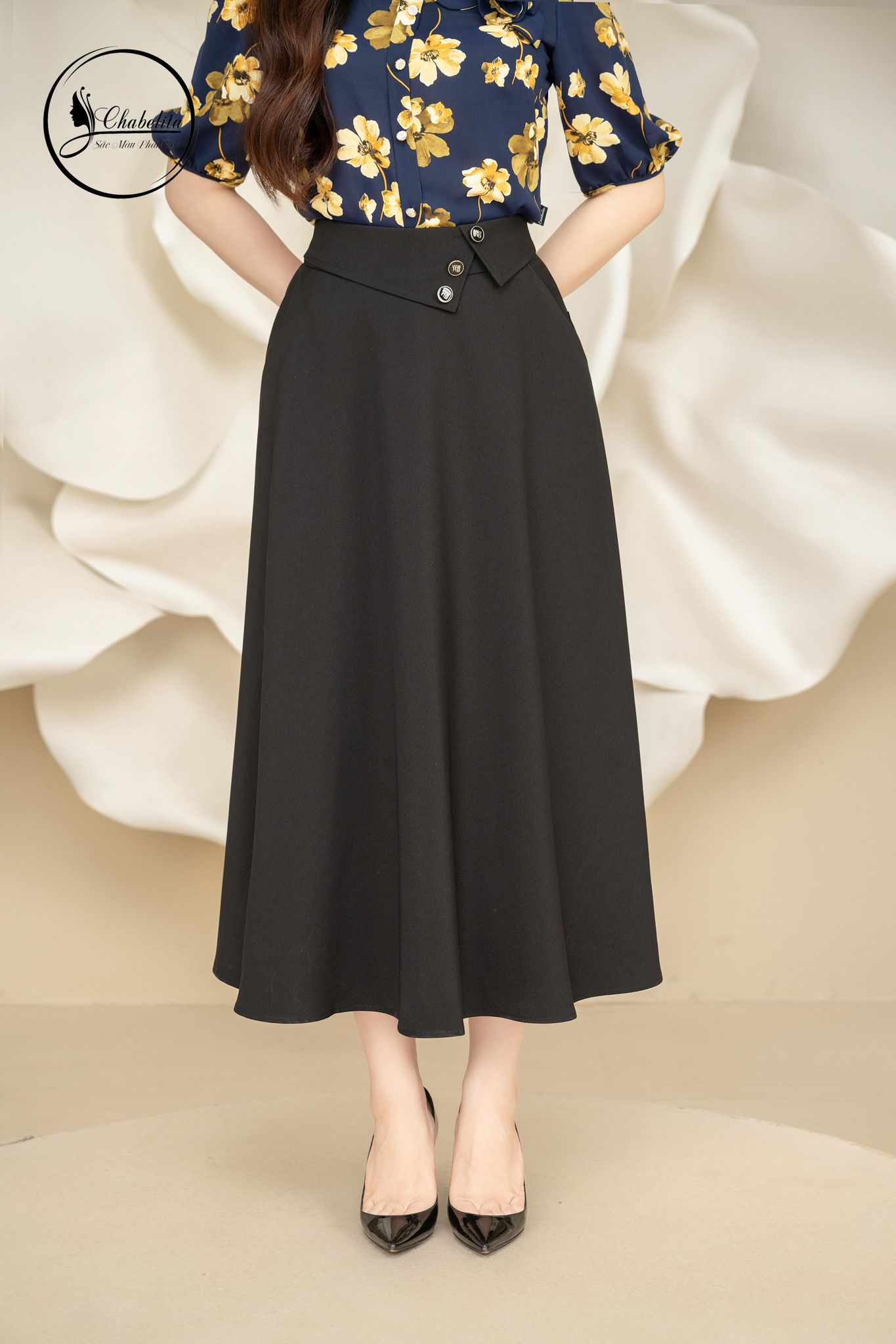 Chân váy xòe dáng dài cạp đính khuy màu đen