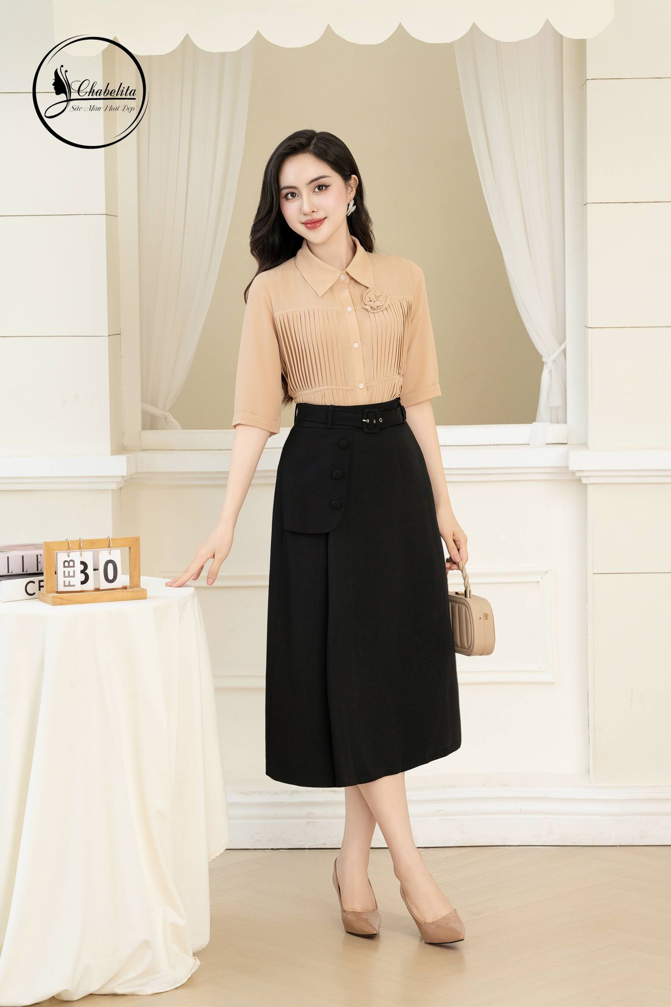 Áo sơ mi xếp ly trước cổ nhọn màu be