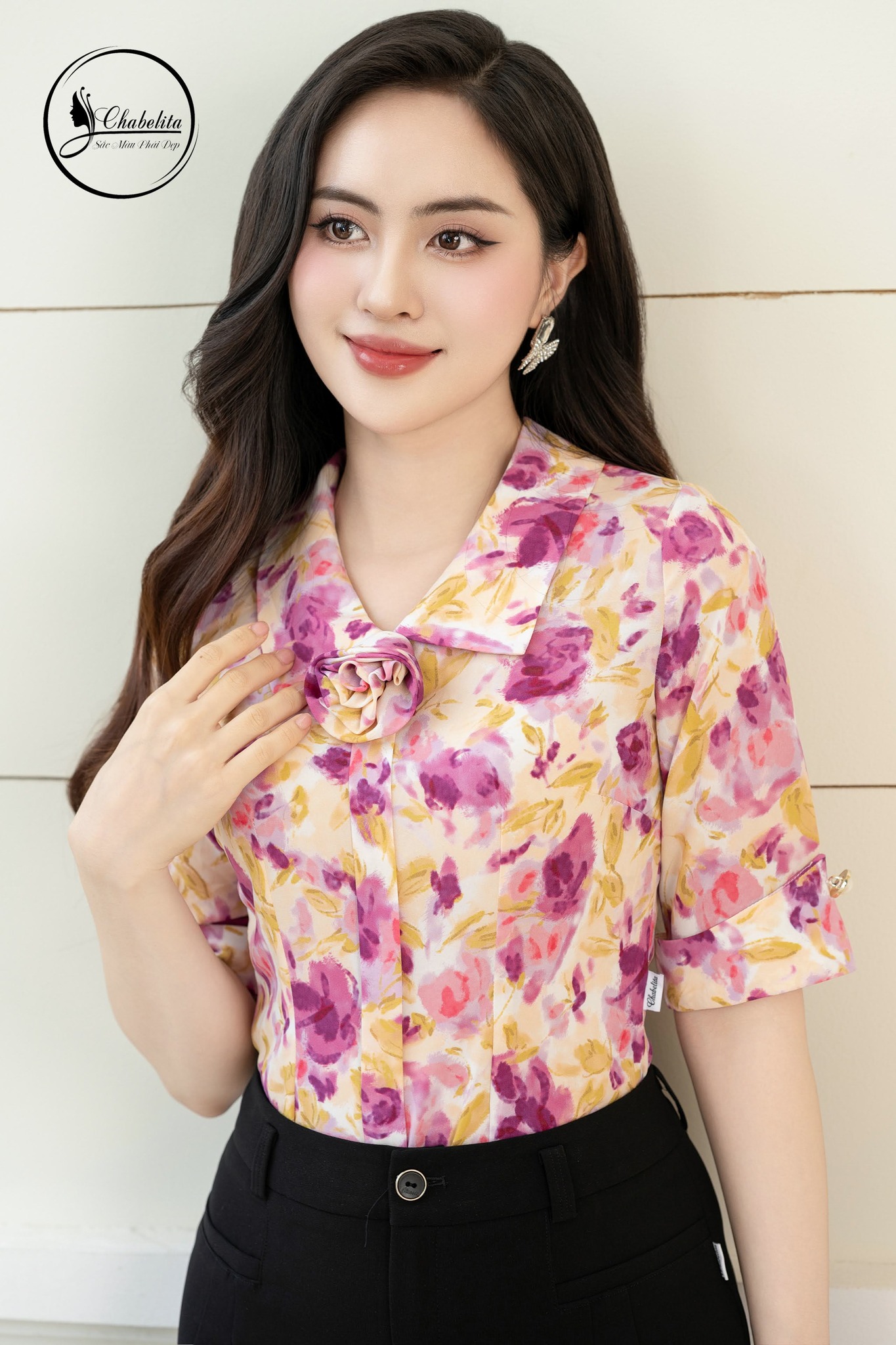 Áo sơ mi tay lỡ cổ đính hoa màu hồng