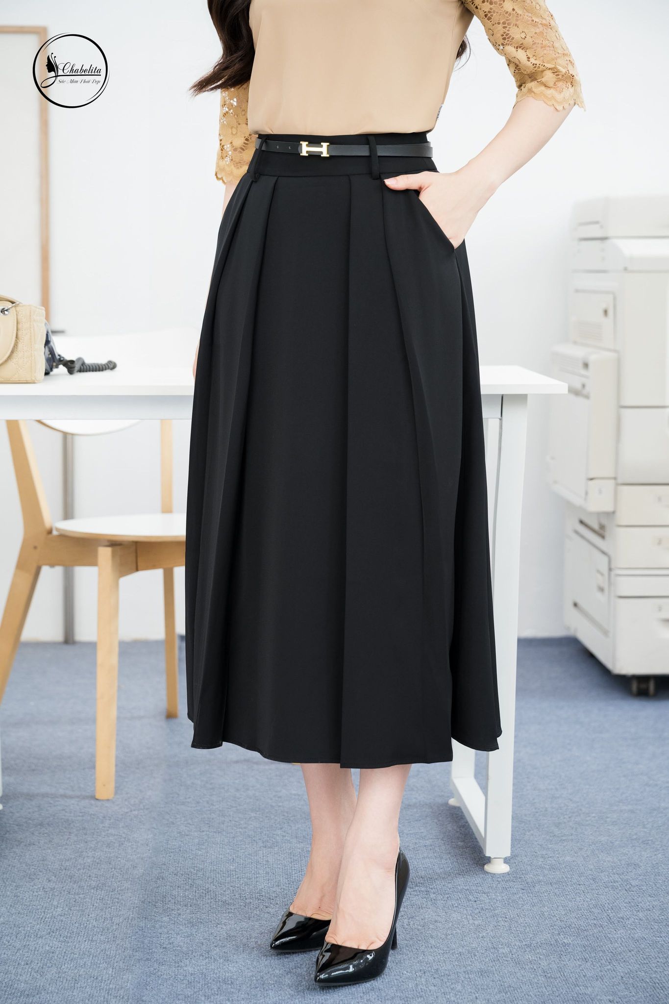 Chân váy xếp ly trước kèm đai màu đen