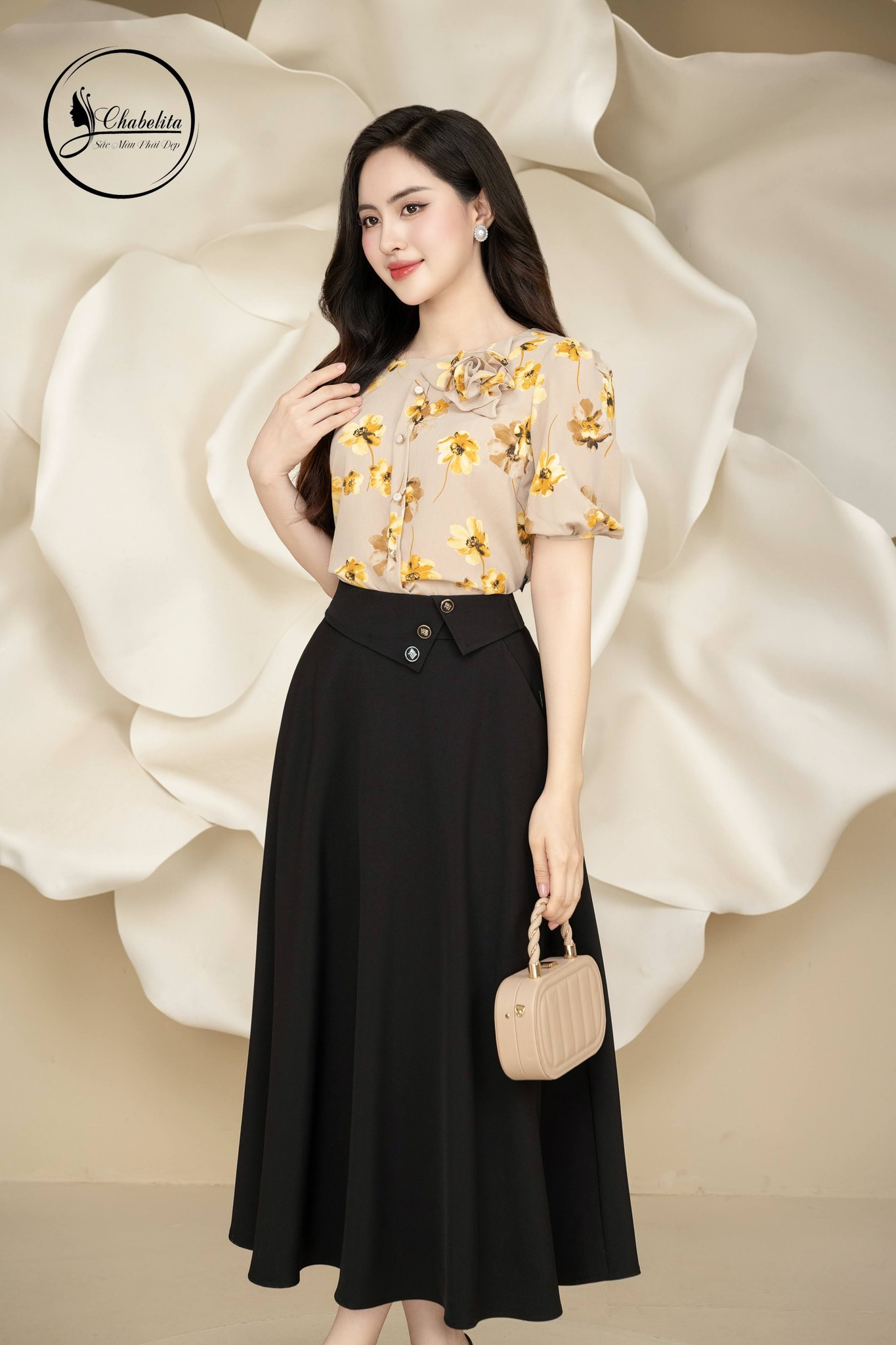 Áo sơ mi hoa cổ tim tay lỡ màu nâu