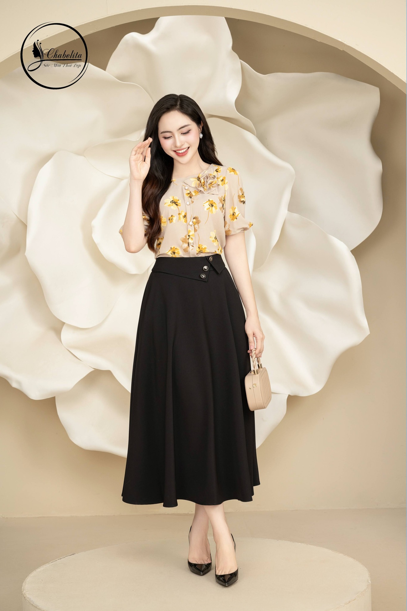 Áo sơ mi hoa cổ tim tay lỡ màu nâu