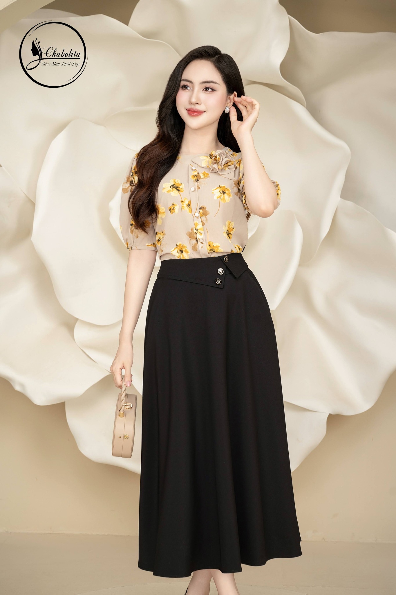 Áo sơ mi hoa cổ tim tay lỡ màu nâu