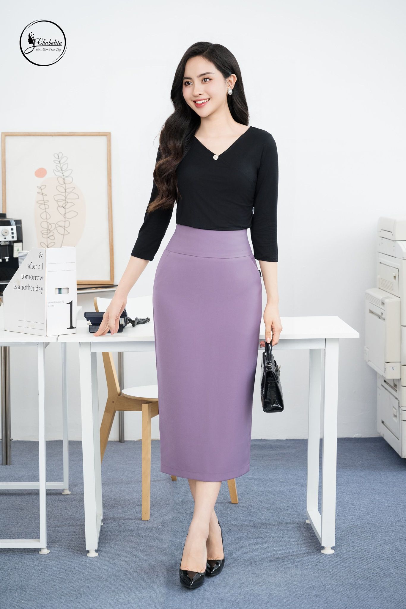 Áo thun dài tay cổ tim màu đen