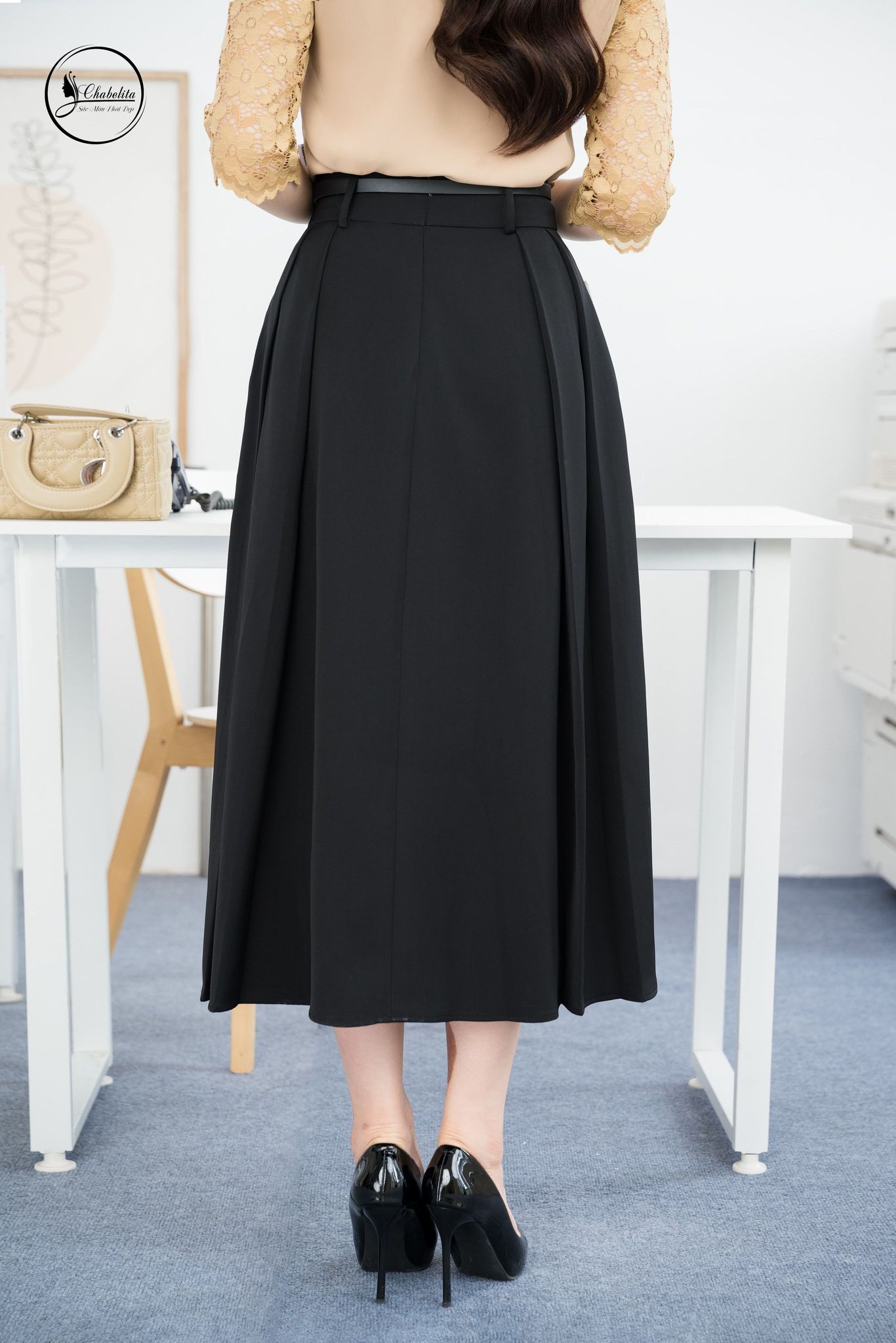 Chân váy xếp ly trước kèm đai màu đen