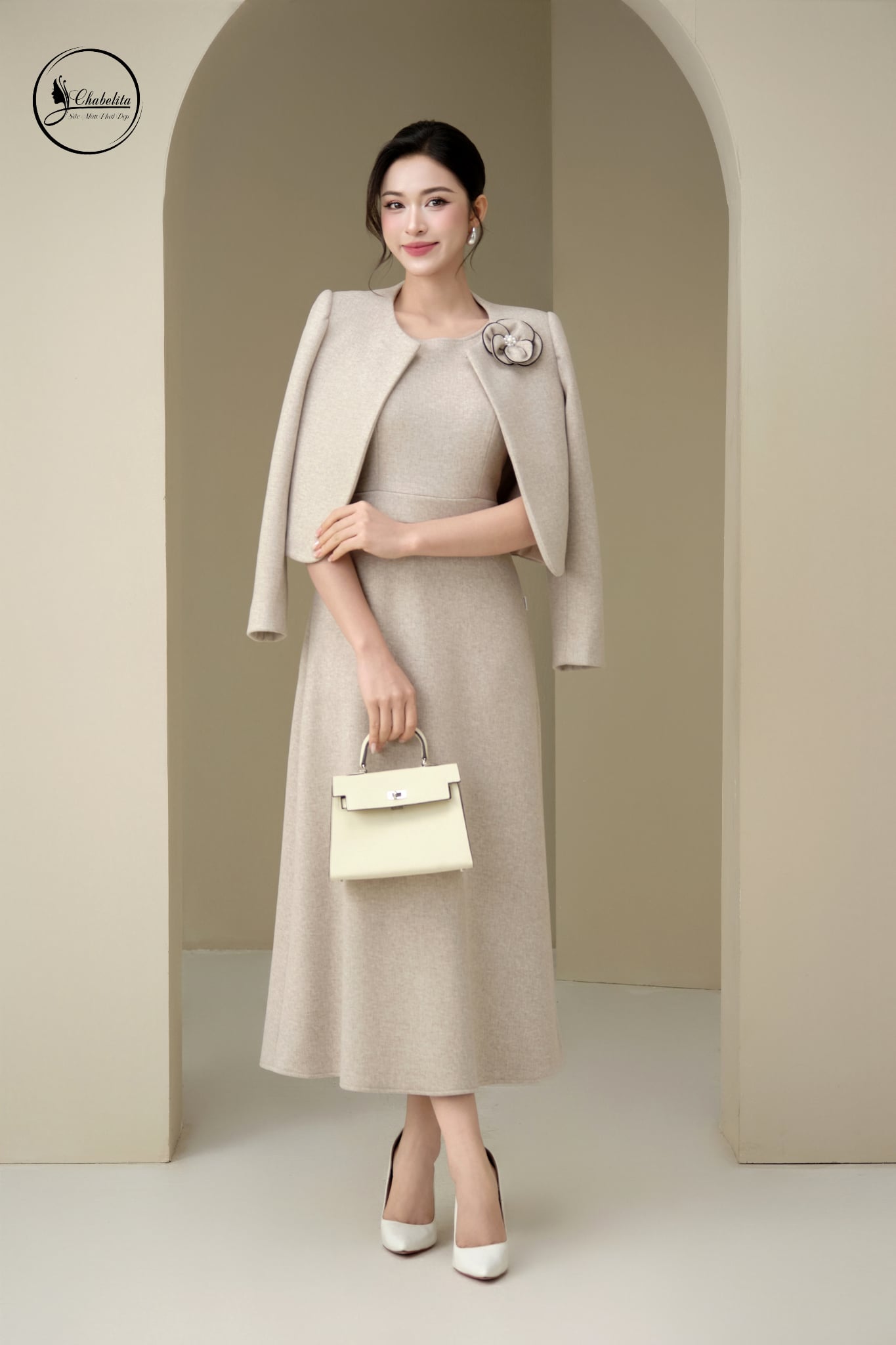 Áo vest cổ tròn đính hoa màu be