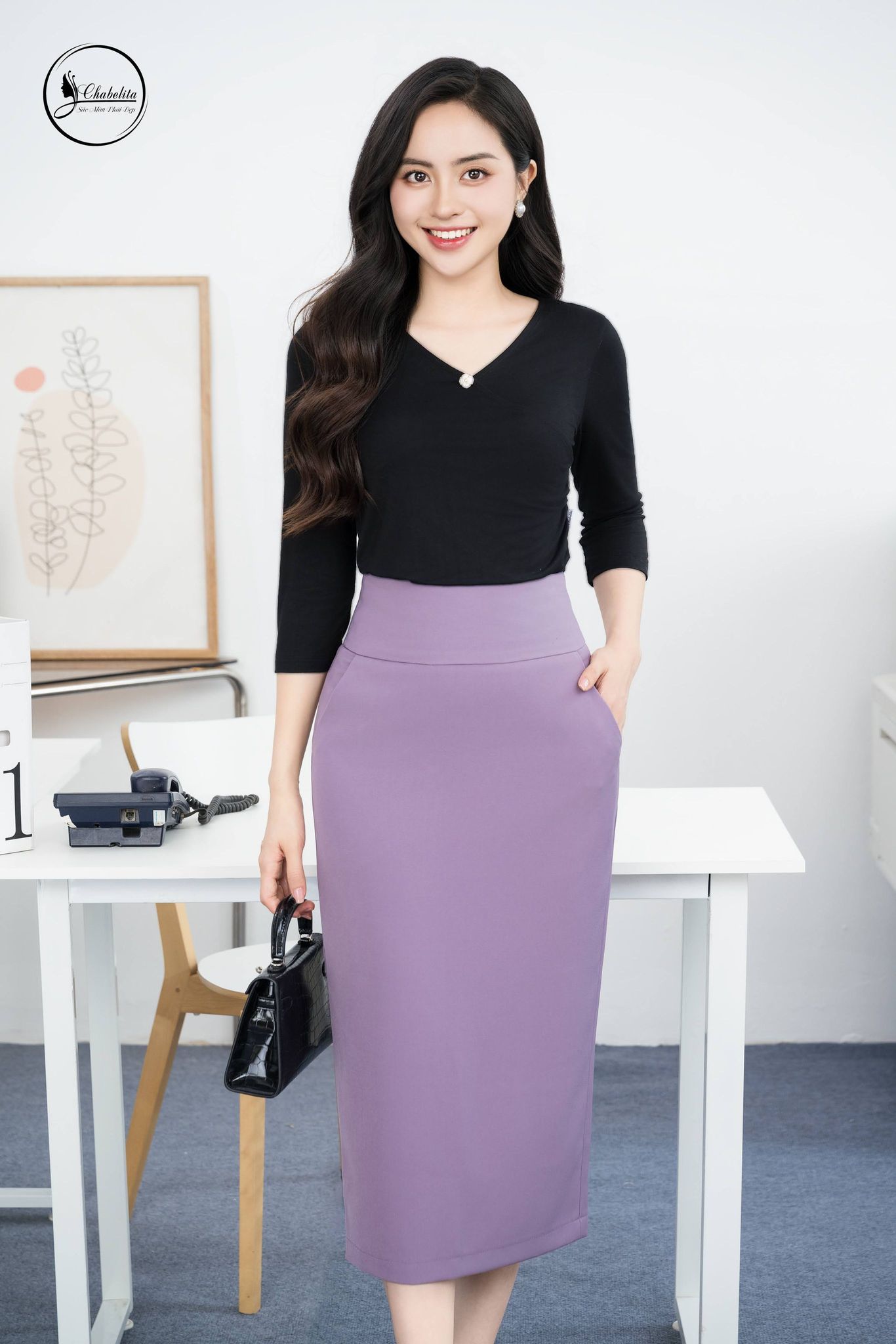 Áo thun dài tay cổ tim màu đen