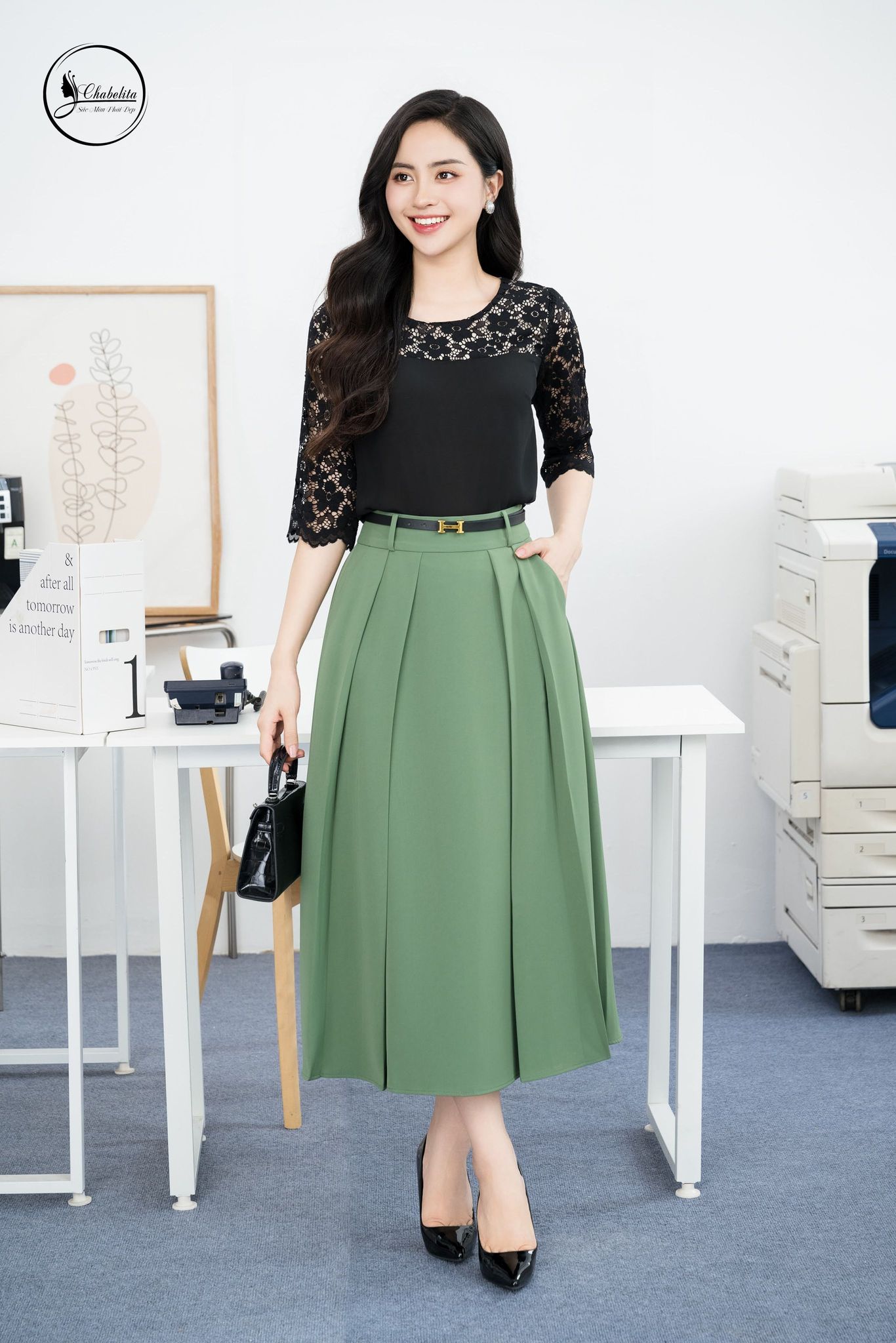 Chân váy xếp ly trước kèm đai màu xanh