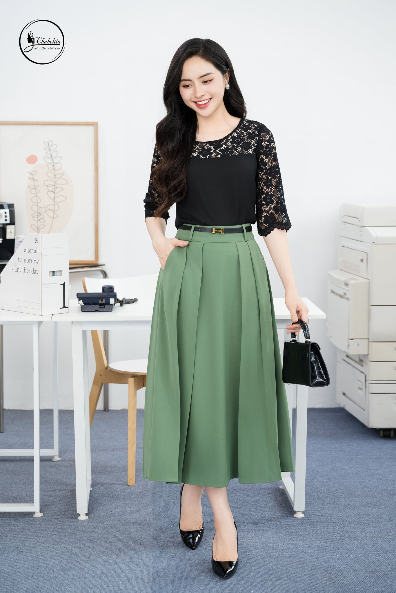 Áo sơ mi cổ tròn phối ren màu đen