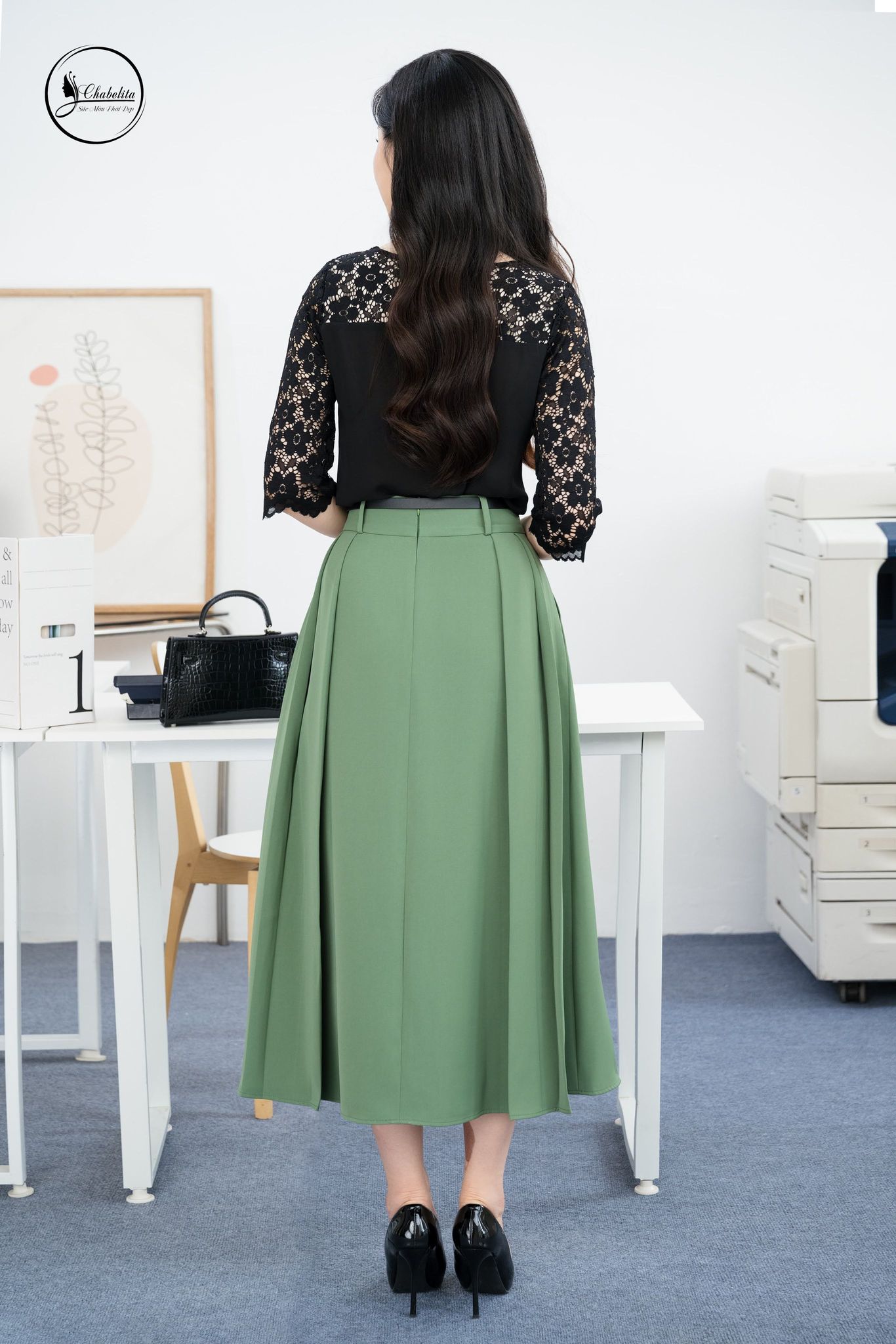 Áo sơ mi cổ tròn phối ren màu đen