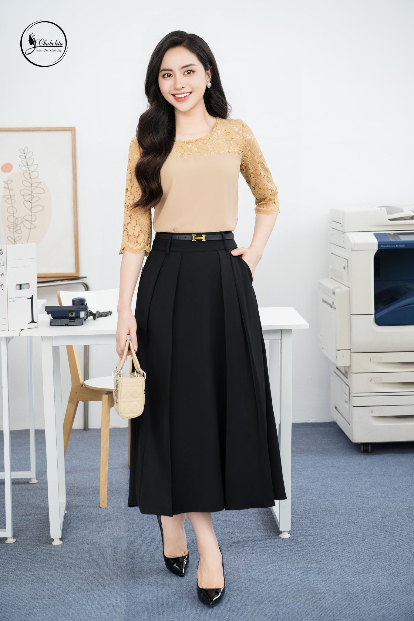 Áo sơ mi cổ tròn phối ren màu nâu