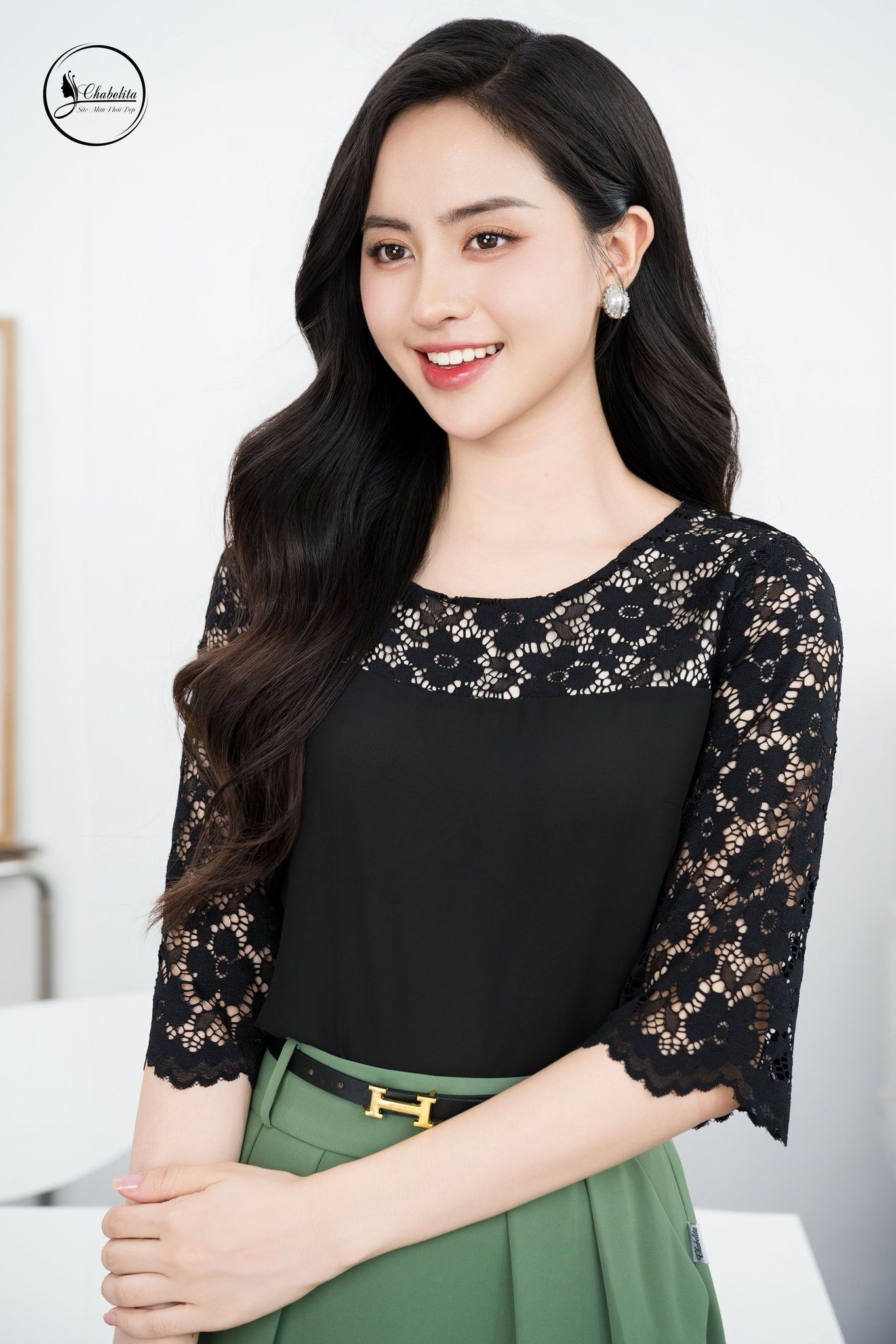 Áo sơ mi cổ tròn phối ren màu đen