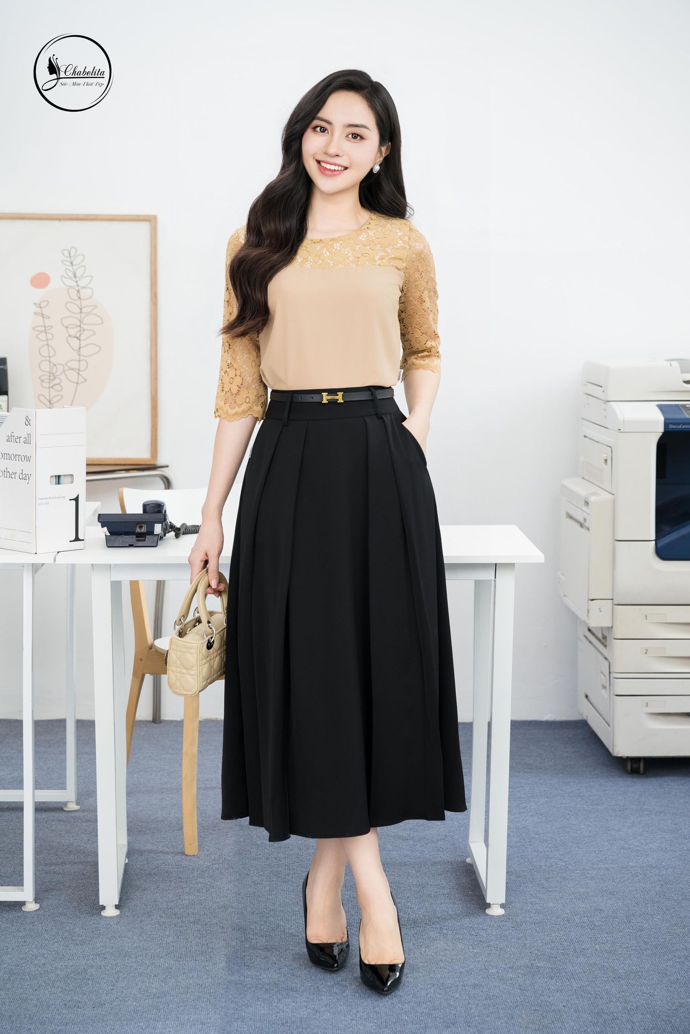 Chân váy xếp ly trước kèm đai màu đen