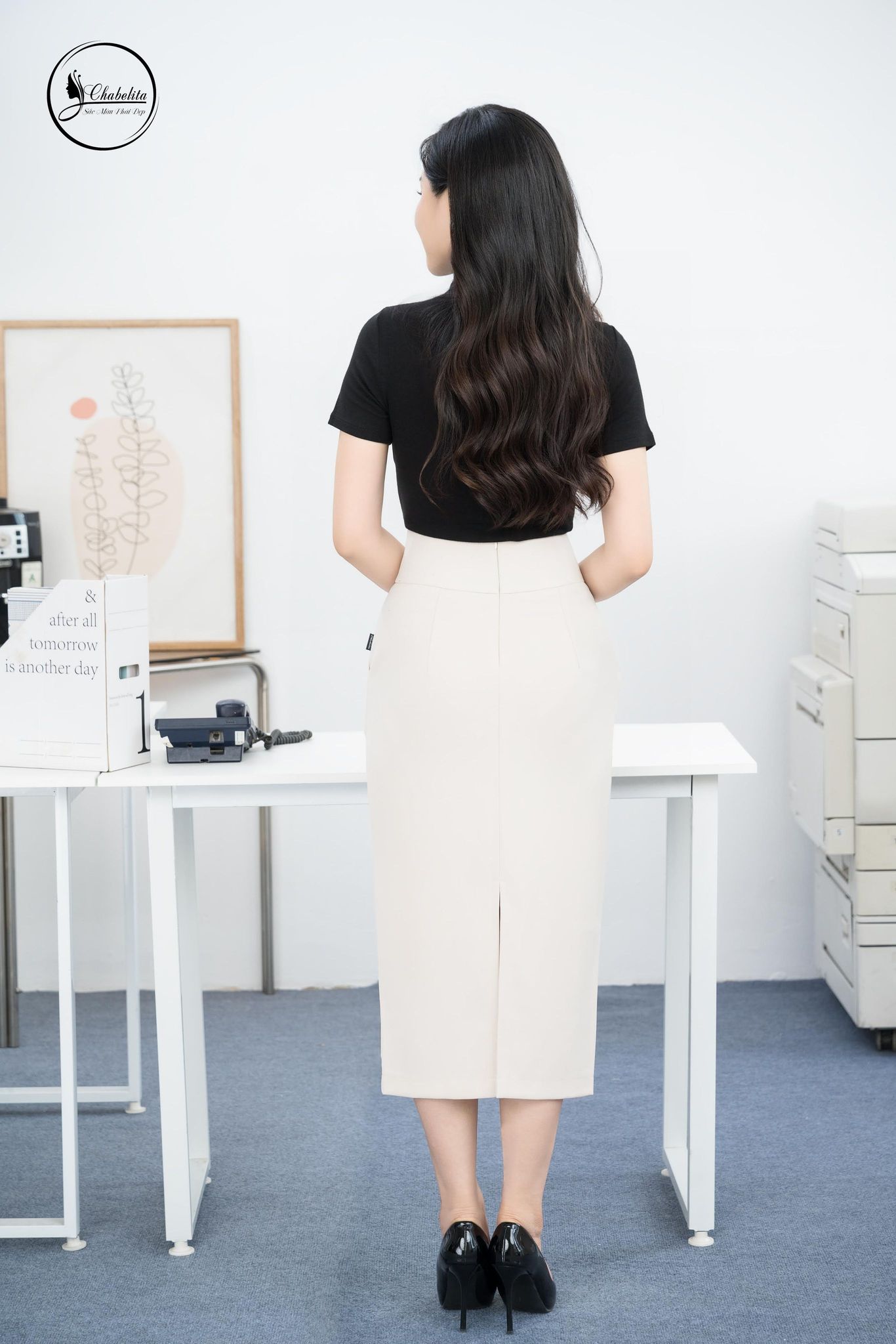 Chân váy suông ôm dáng dài màu be