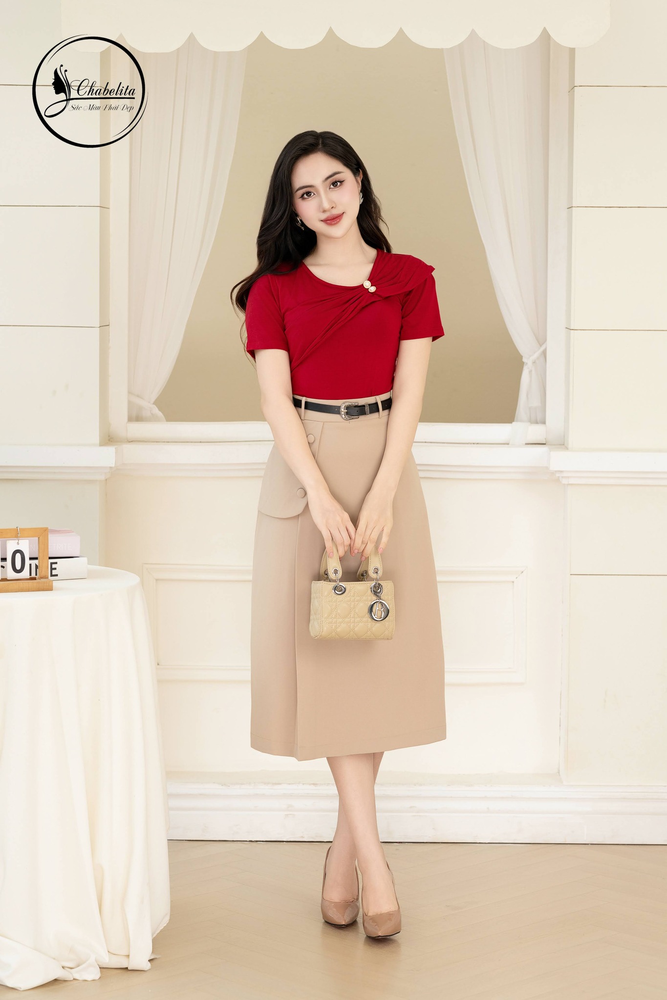 Áo thun cổ tròn cách điệu màu đỏ