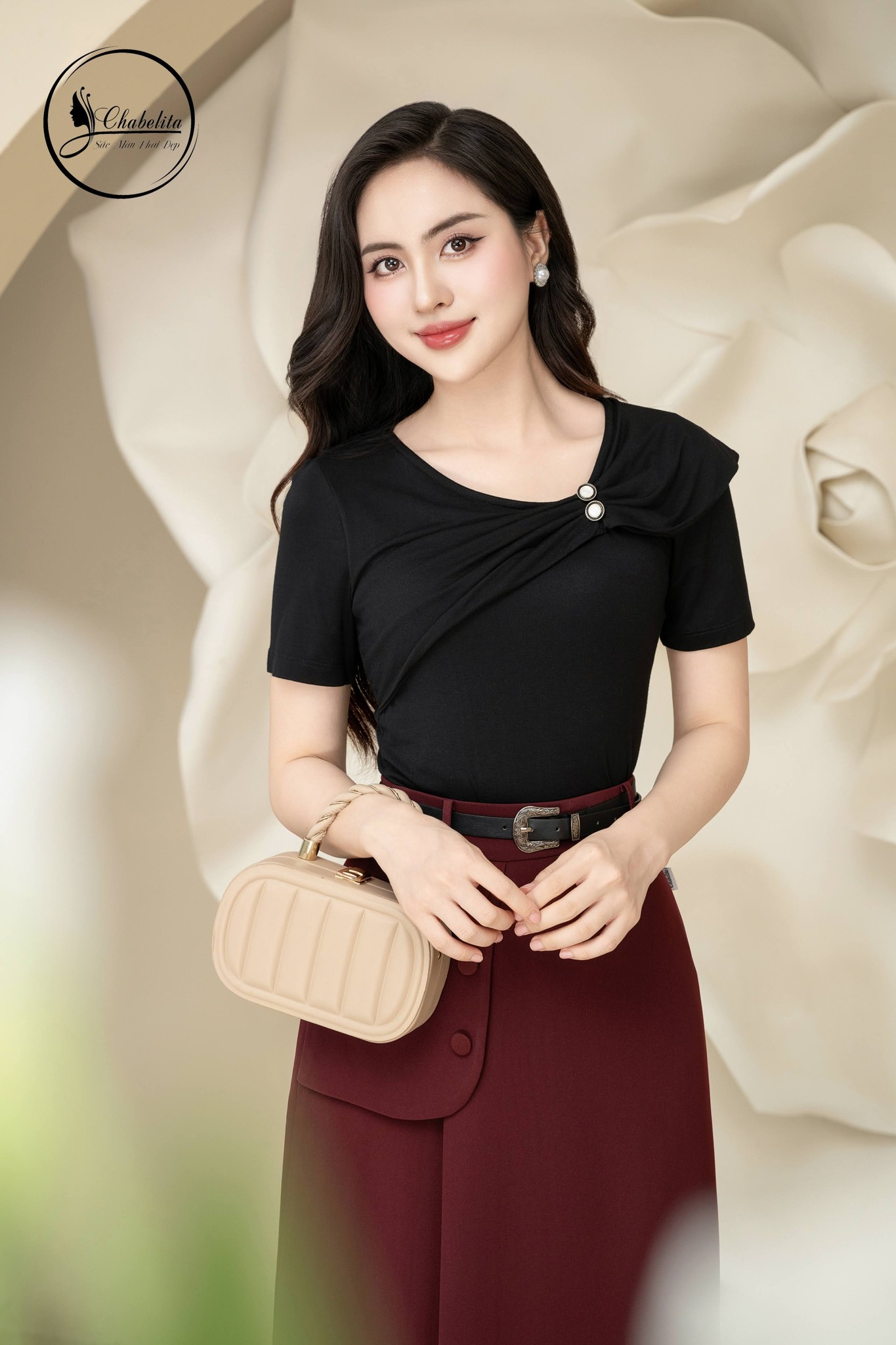 Áo thun cổ tròn cách điệu màu đen