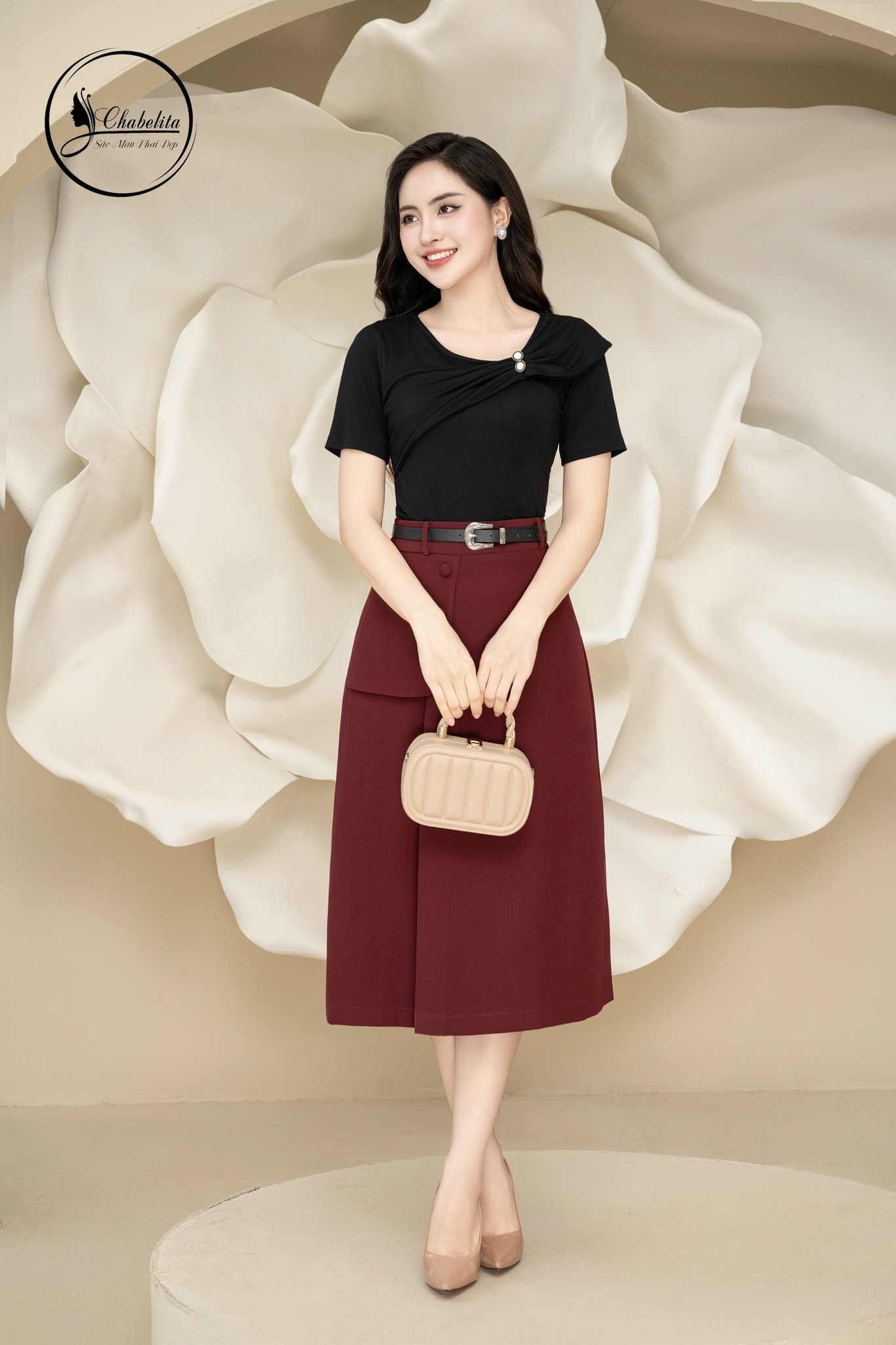 Áo thun cổ tròn cách điệu màu đen