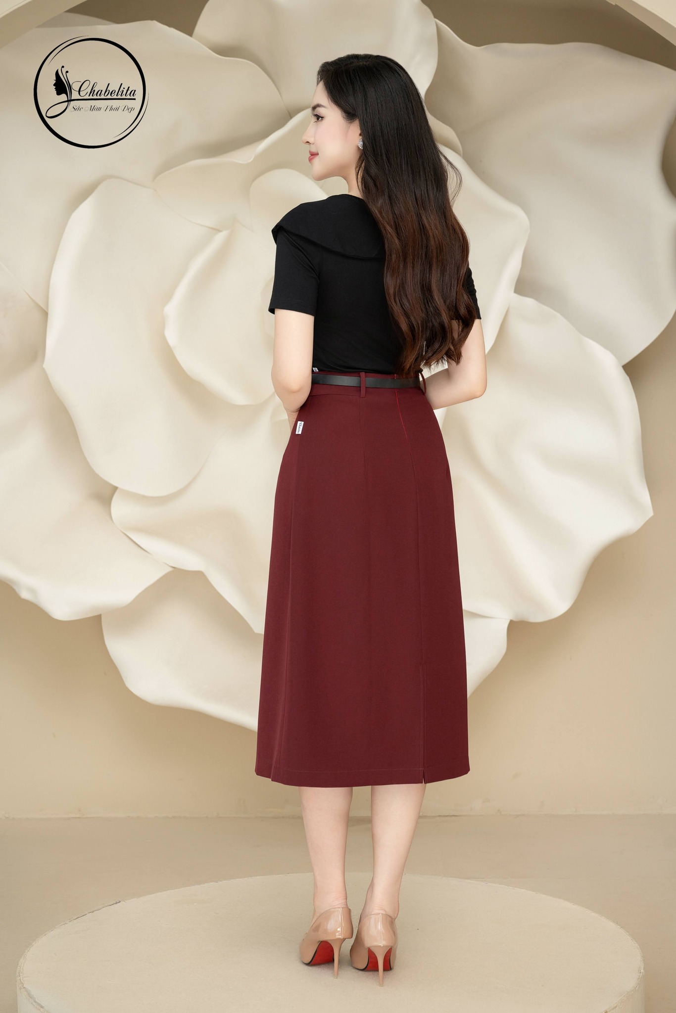 Áo thun cổ tròn cách điệu màu đen