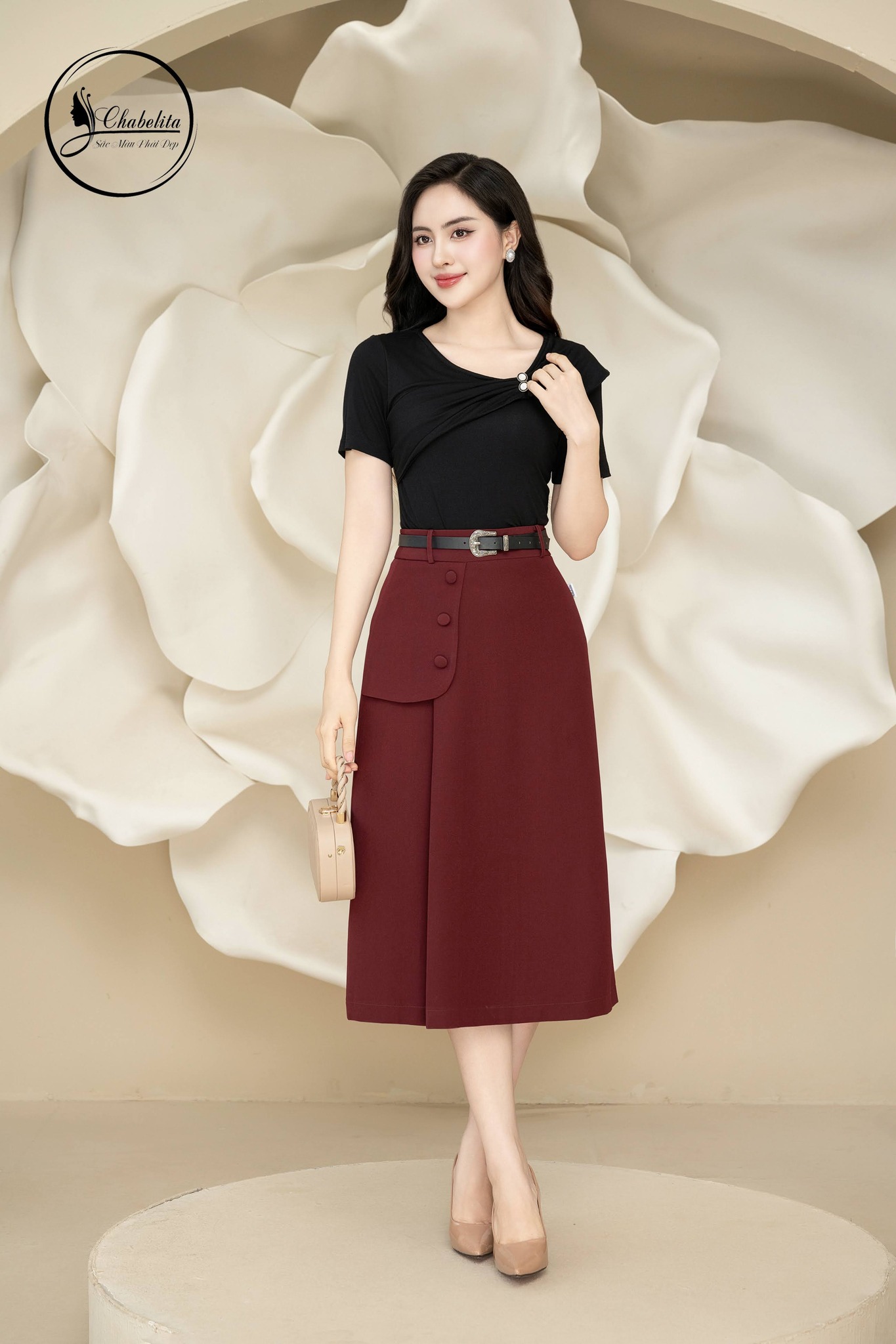 Áo thun cổ tròn cách điệu màu đen